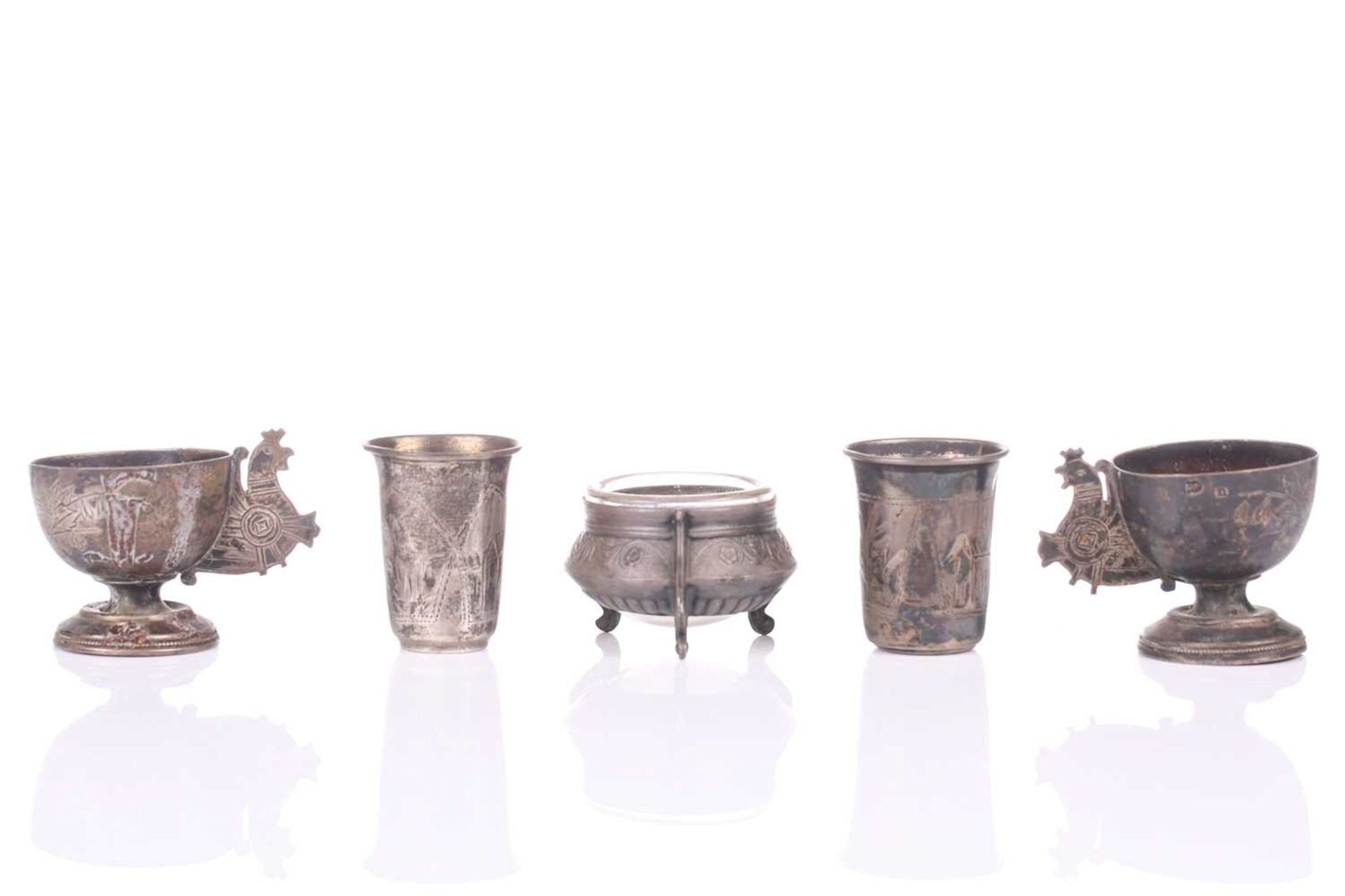 Three pairs of Russian silver vodka cups, each engraved with buildings and foliage, a set of six - Bild 4 aus 9