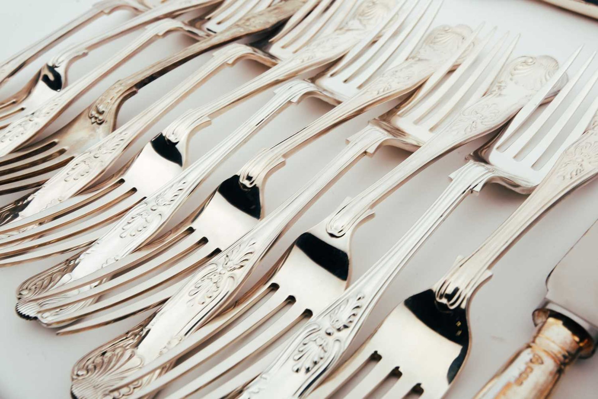 A collection of modern silver flatware, Including a heavy gauge Kings Patter soup ladle, London 1981 - Bild 8 aus 8