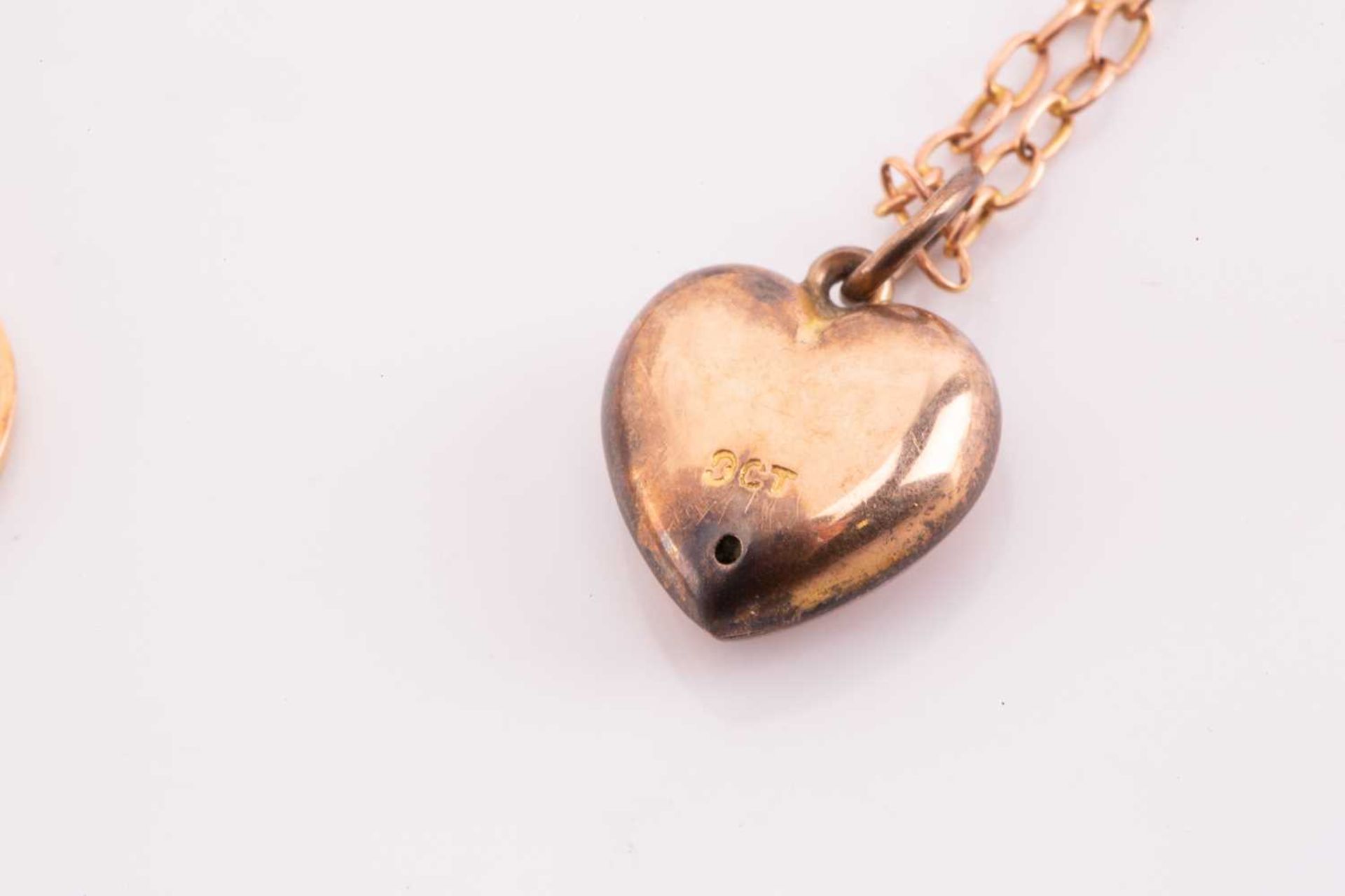 A gold Watch, two Edwardian pendants and a heart necklace, the lot comprising of a 9ct yellow gold - Bild 5 aus 5
