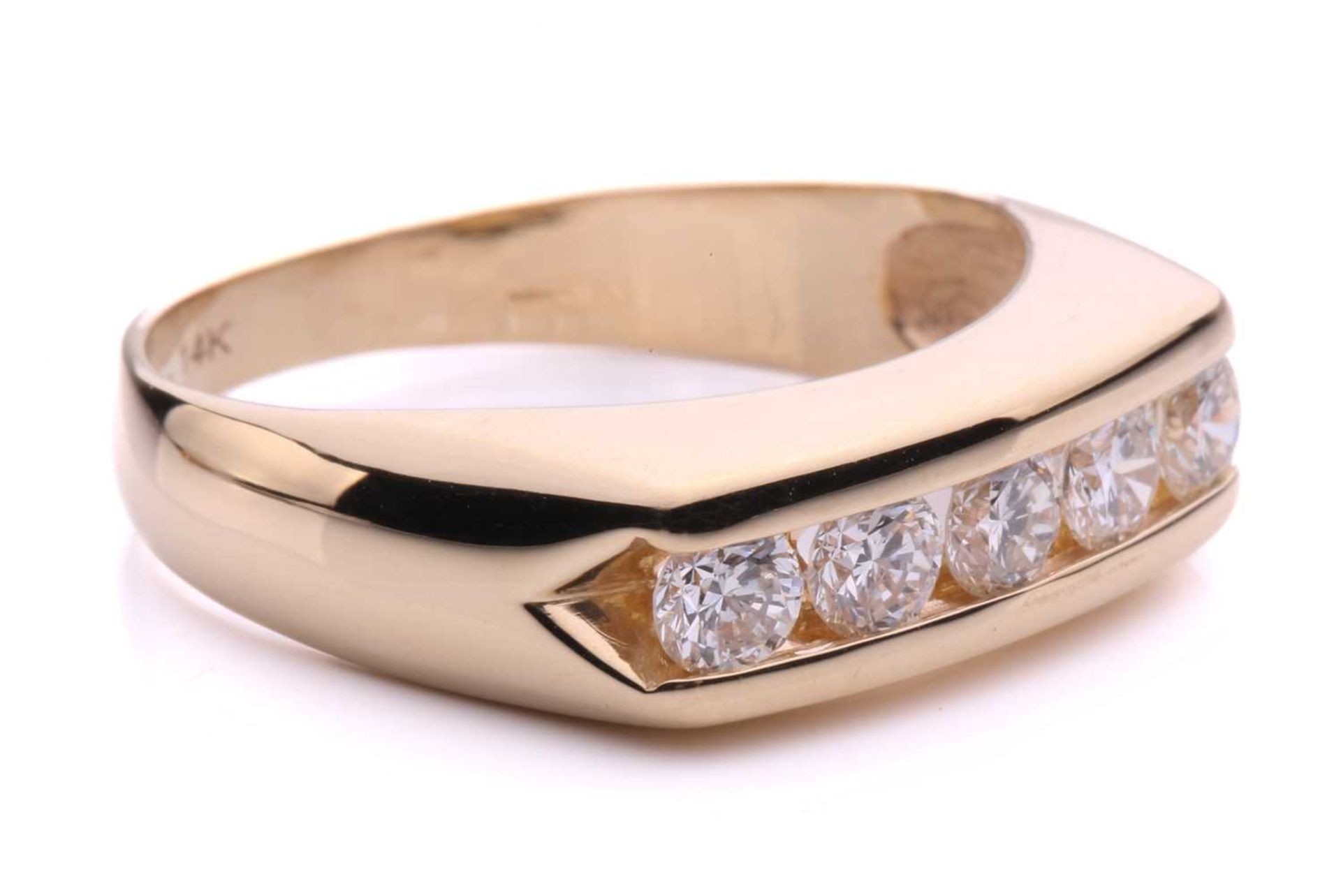 A 5-stone diamond set bar ring, with 5 channel set round brilliant cut diamonds measuring 3.5mm each - Bild 4 aus 5