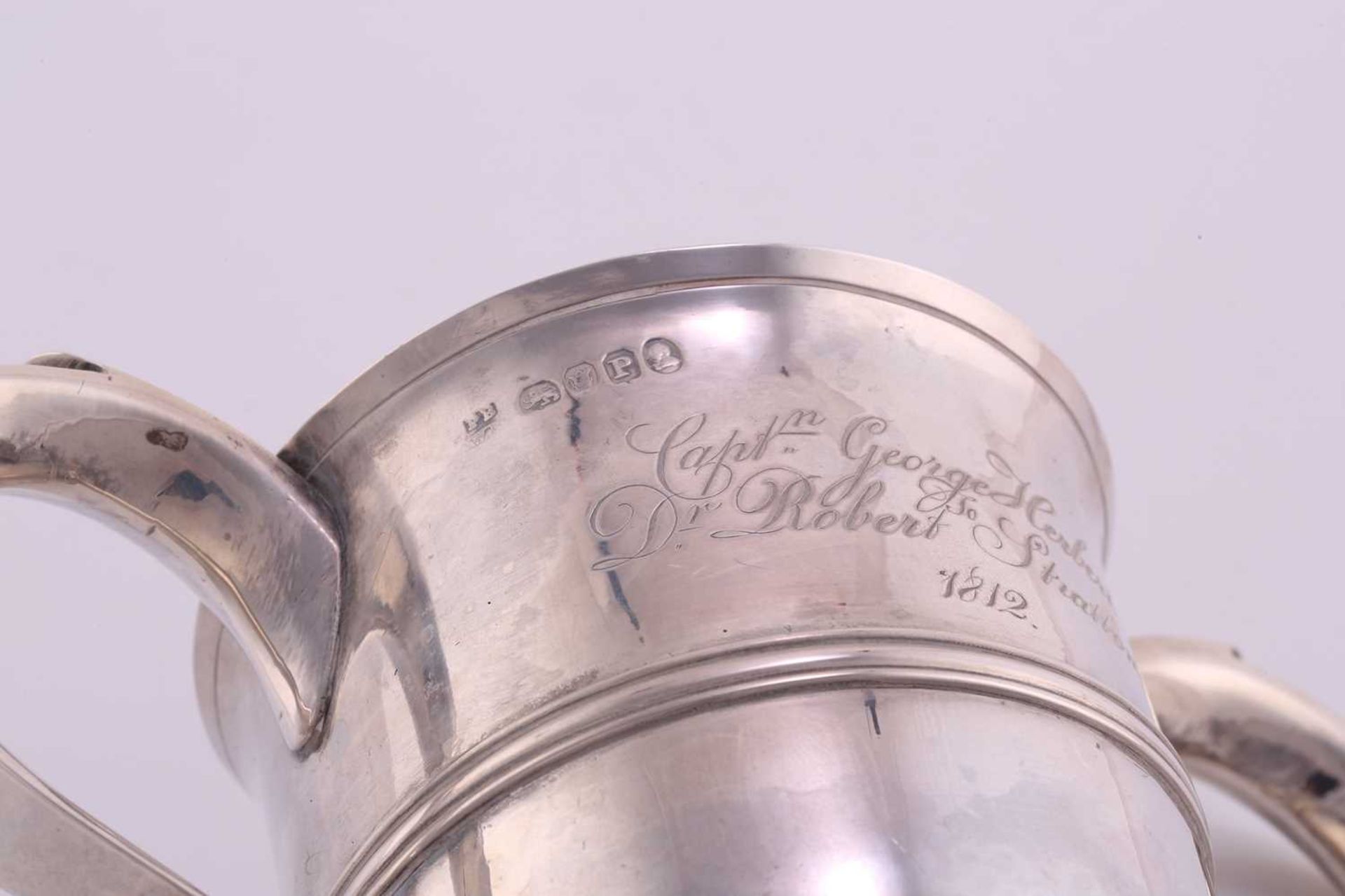 A George III two handled cup; inverted bell shape with hollow side handles and central reeded - Bild 5 aus 5