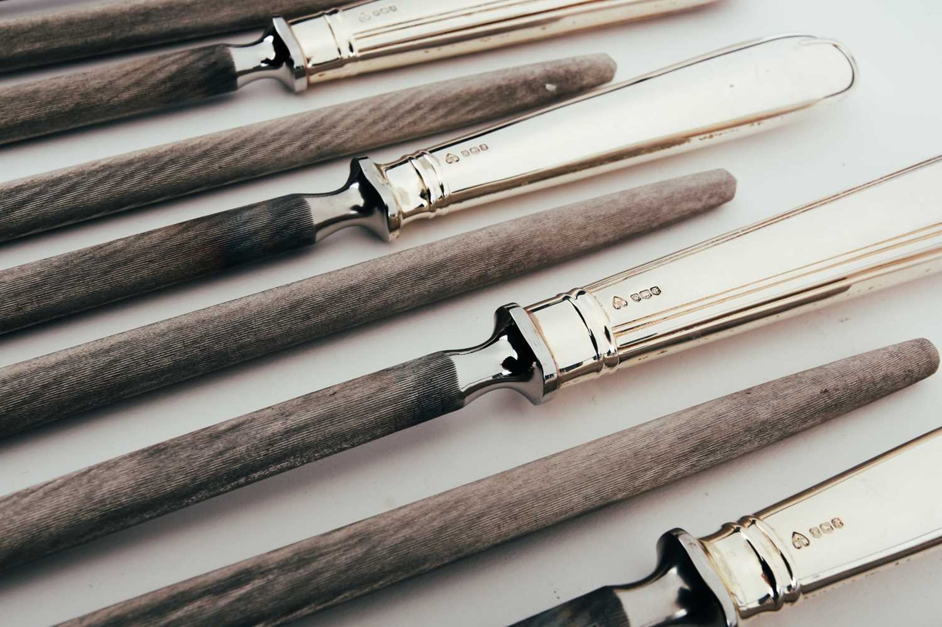 A mixed collection of modern silver-handled carving knives and silver-handled sharpening steels - Image 5 of 7