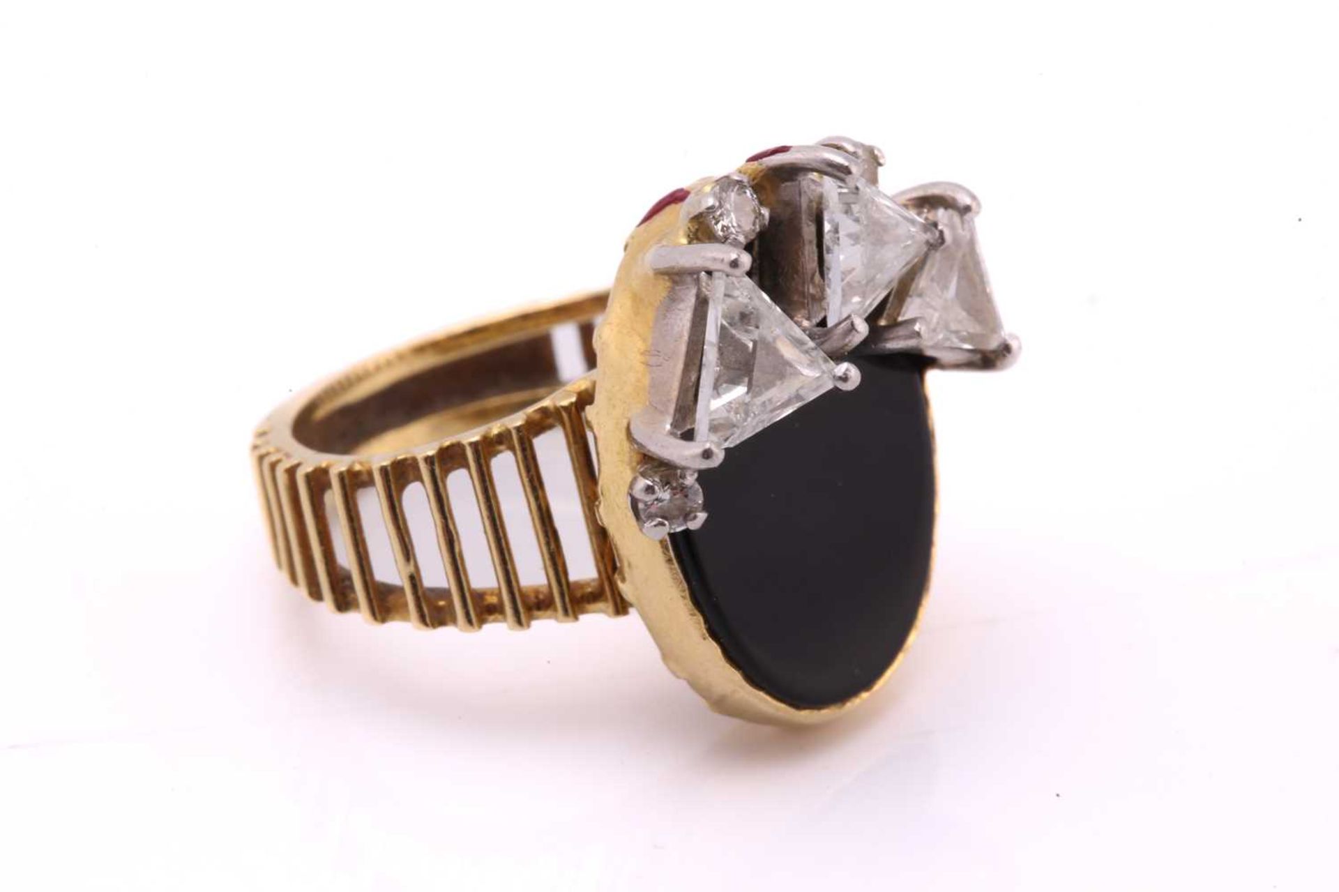 An 18ct gold Modernist ring set with onyx and diamonds, featuring three triangular step-cut diamonds - Image 4 of 7