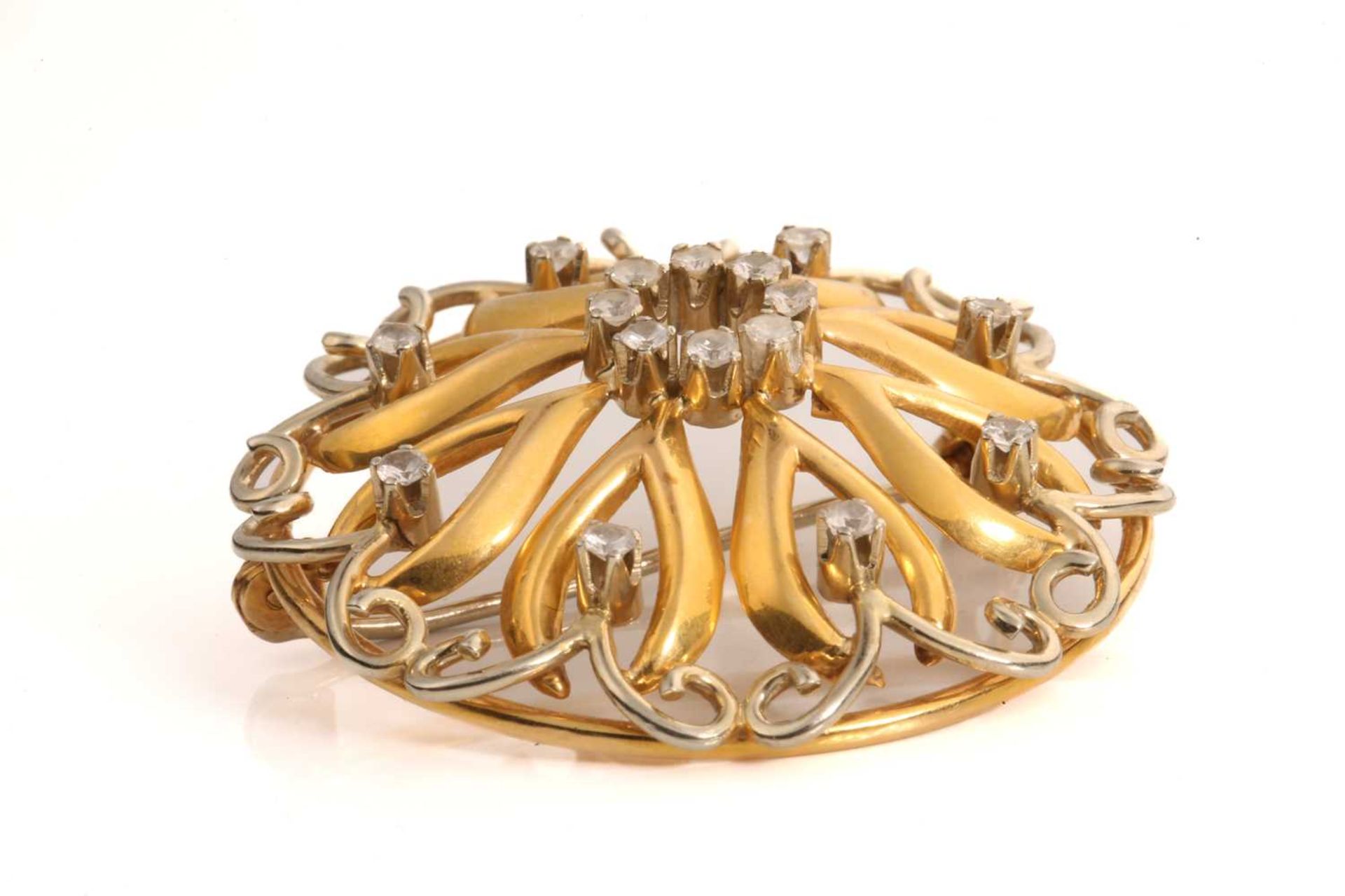 A continental scrollwork brooch embellished with white stones, the domed openwork mount has fitted - Bild 4 aus 4