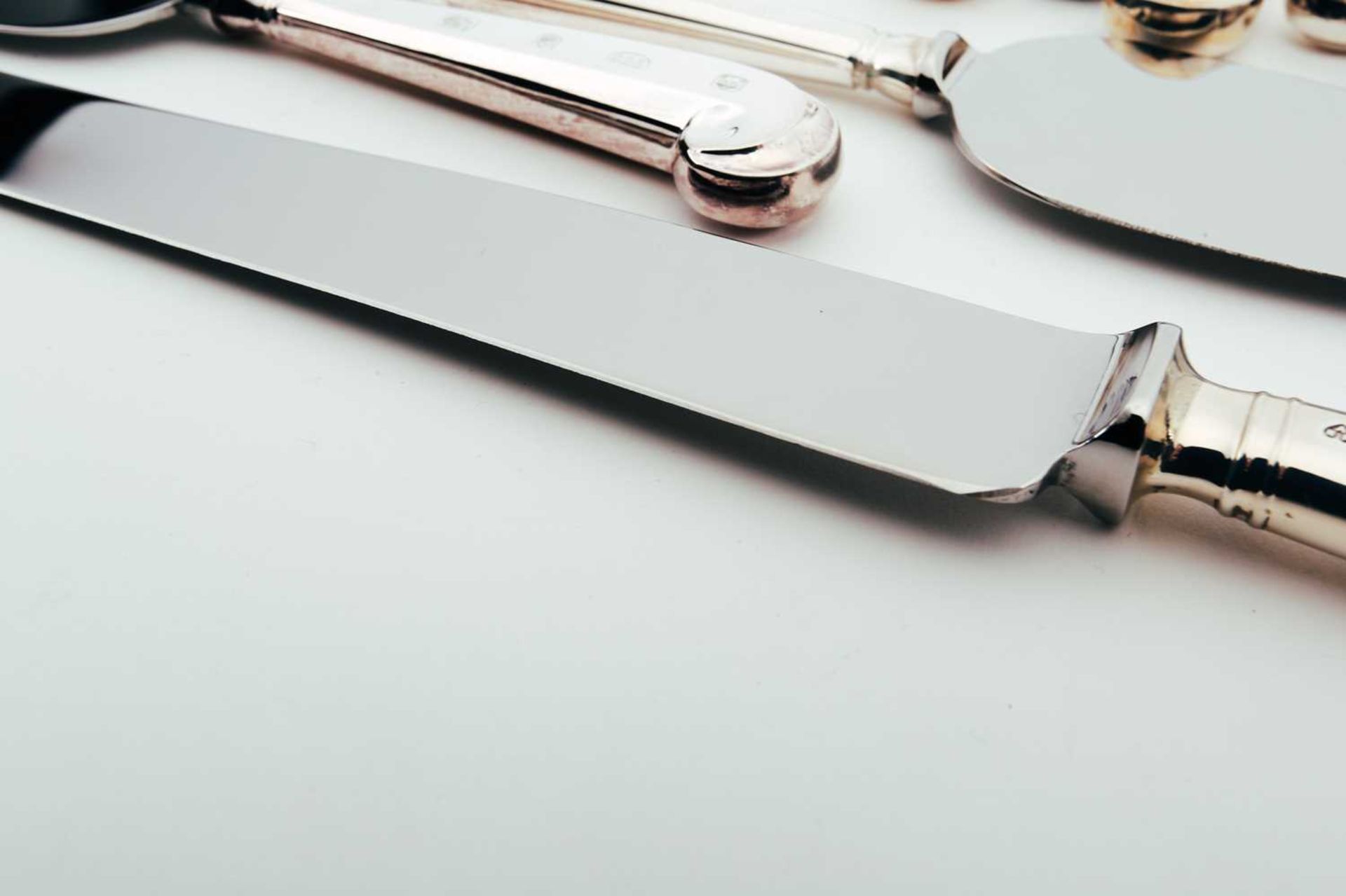 A mixed collection of modern silver-handled cutlery, including pistol grip dessert forks and various - Image 7 of 10