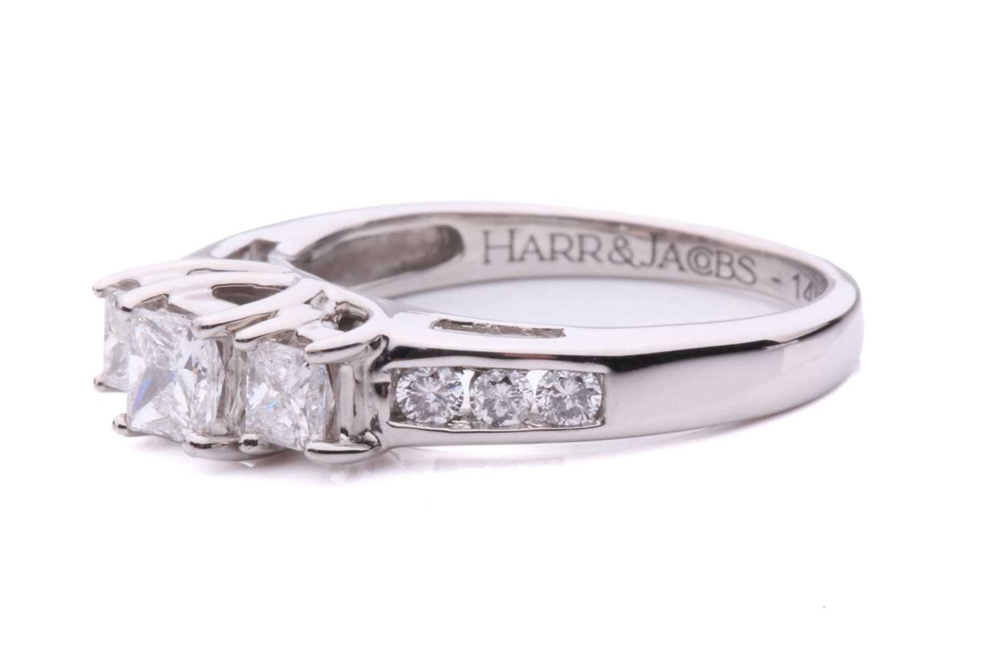 A three-stone princess cut ring with a diamond set shoulder, with three claw set princess cut - Image 2 of 4