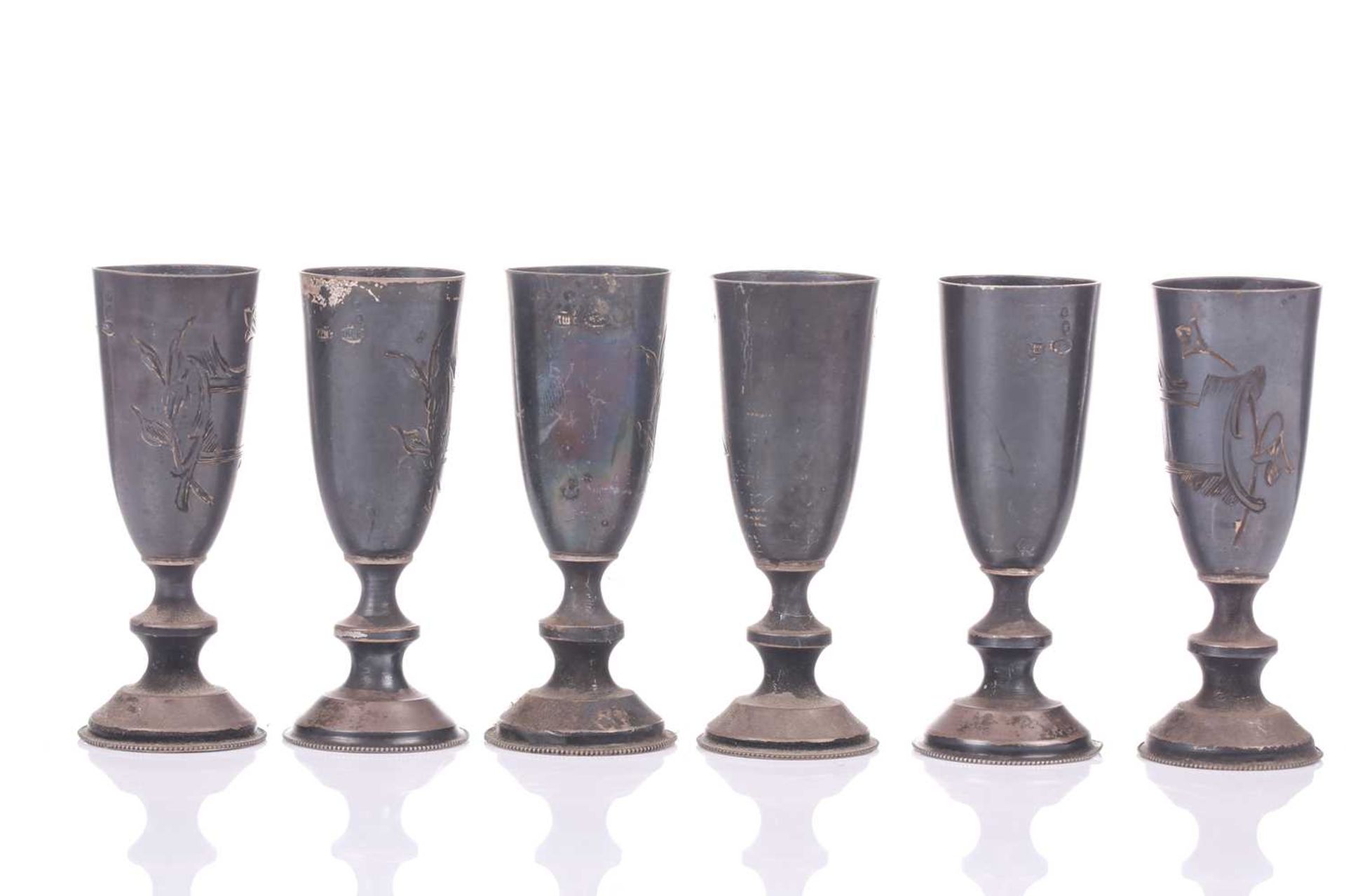 Three pairs of Russian silver vodka cups, each engraved with buildings and foliage, a set of six - Bild 9 aus 9