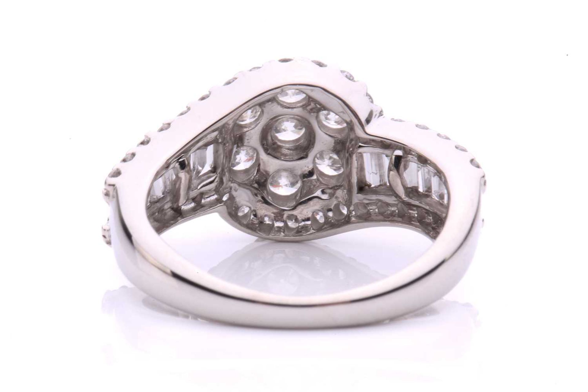 A diamond cluster crossover ring, with seven claw set round brilliant cut diamonds in a daisy - Bild 4 aus 6