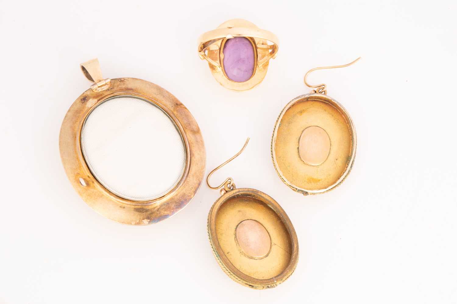 A small selection of jewellery items set with garnets and amethyst; to include an amethyst dress - Image 3 of 3