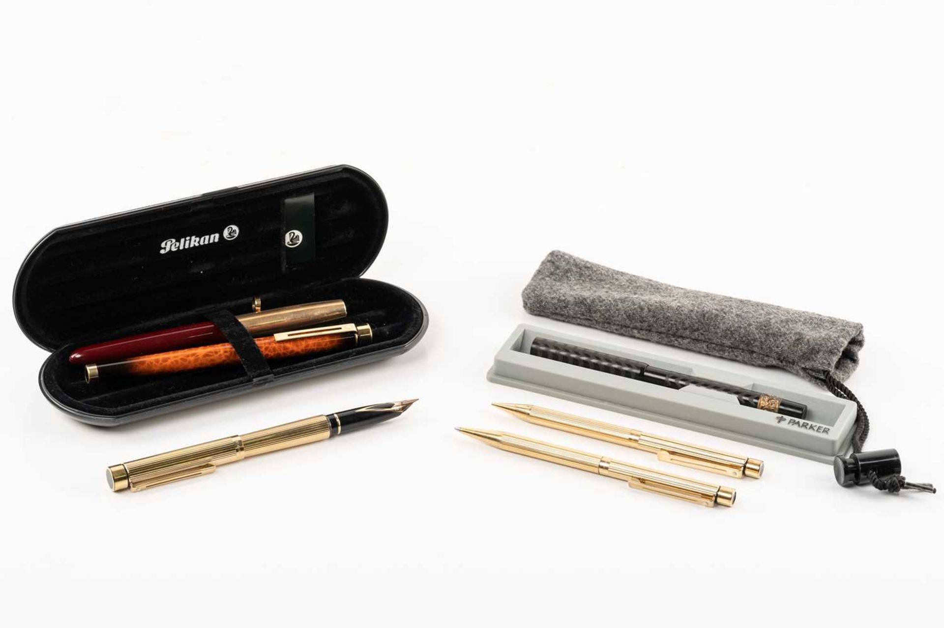 A group of six pens comprising a Sheaffer fountain pen with the nib marked 585, an early 20th - Bild 2 aus 4