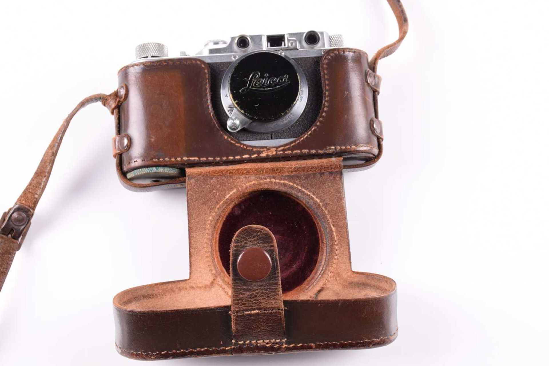 A Leitz Wetzlar Leica III Rangefinder camera, 35 mm, 1935, in original fitted leather case, serial - Image 12 of 14