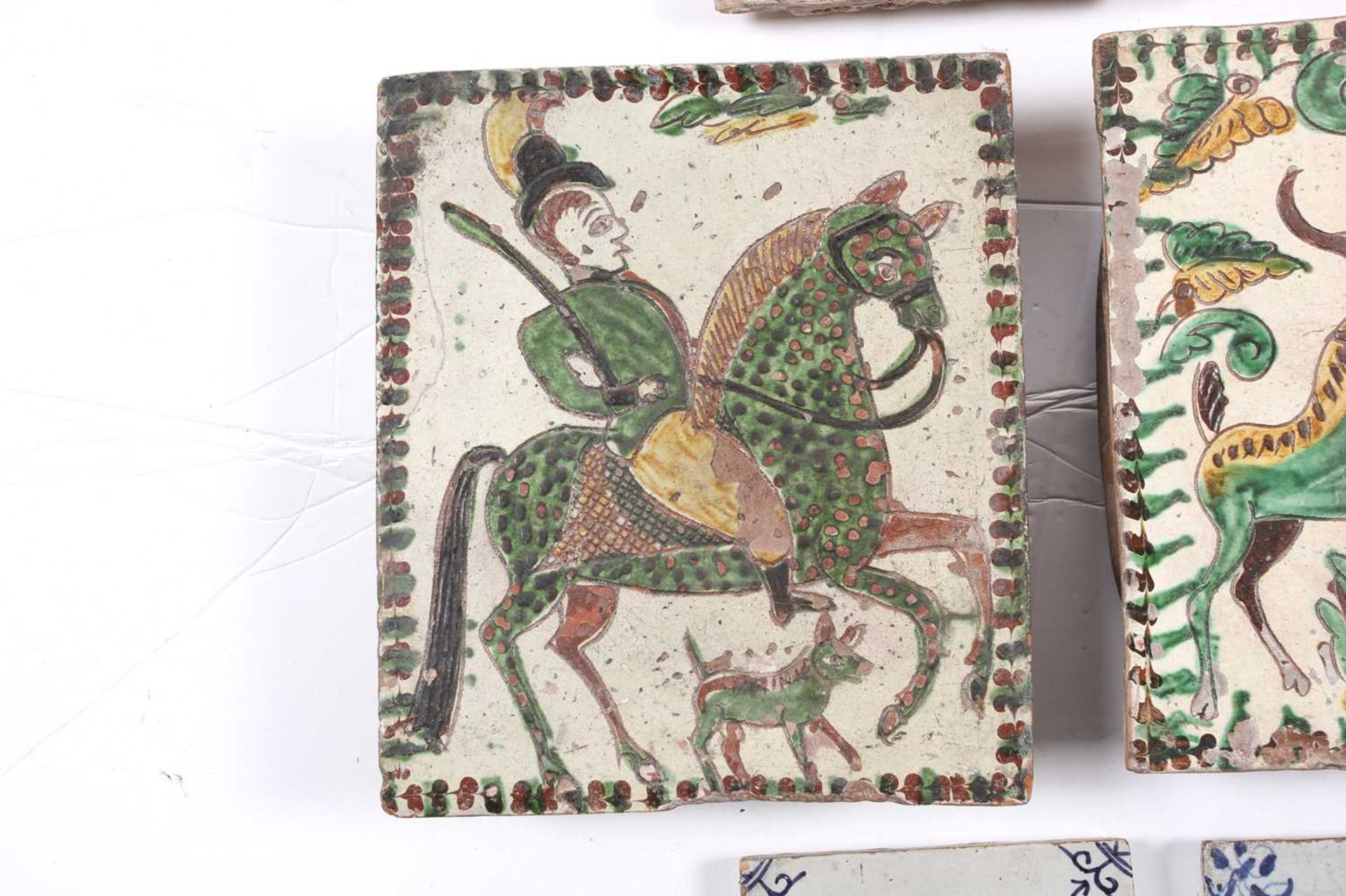 A collection of pottery tiles, comprising three Hutsul pottery stove tiles, depicting a dancing - Bild 2 aus 12
