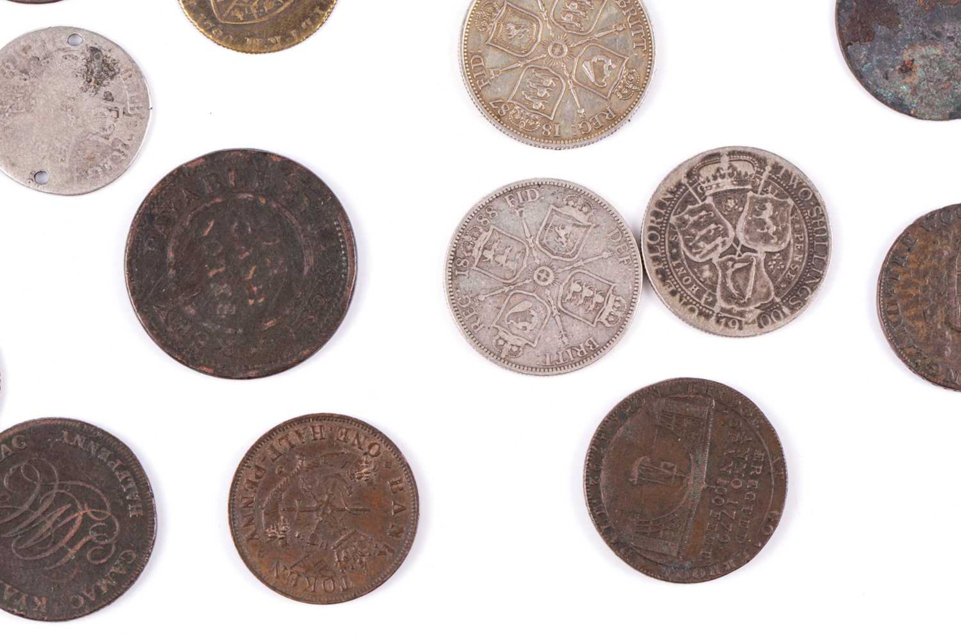 A collection of UK coins and trade tokens, comprising a Charles I 20 shilling coin weight, a William - Bild 8 aus 12