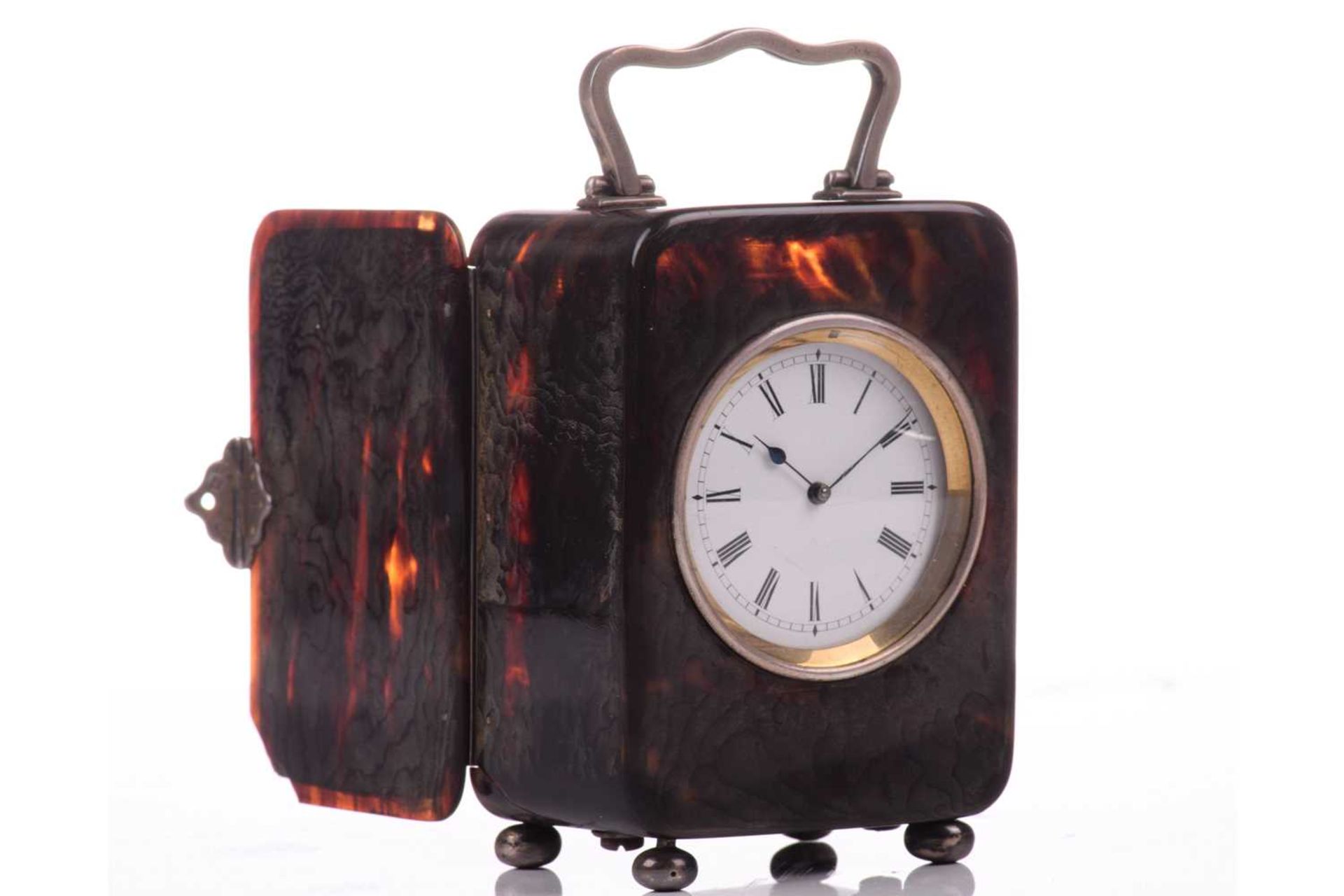 An Edwardian silver-mounted tortoiseshell travel timepiece, London 1907 by William Comyns, the plain - Bild 7 aus 8