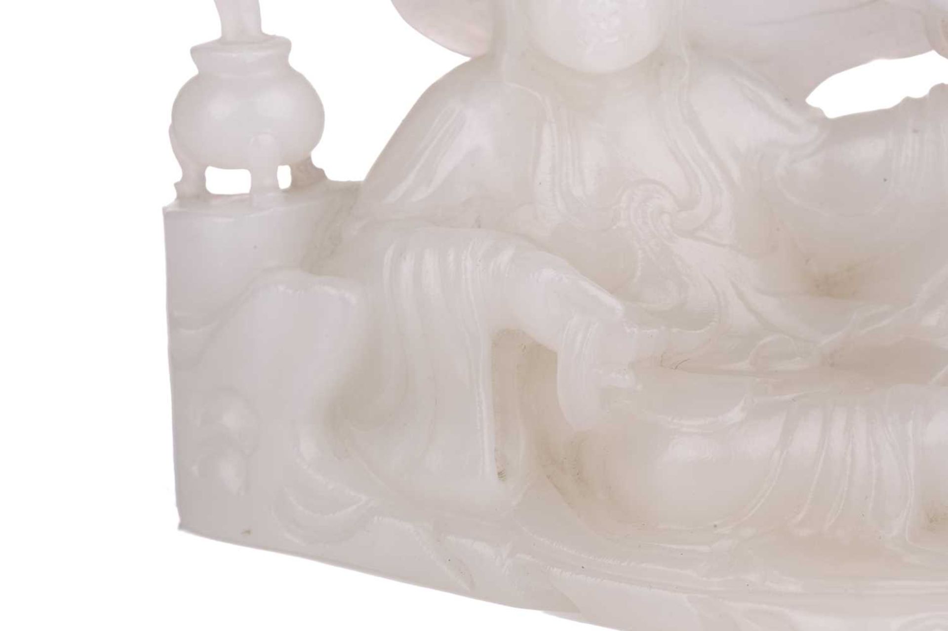 A Chinese white jade figure of Guanyin, seated in a recumbent pose with lotus flower in her left - Bild 8 aus 14