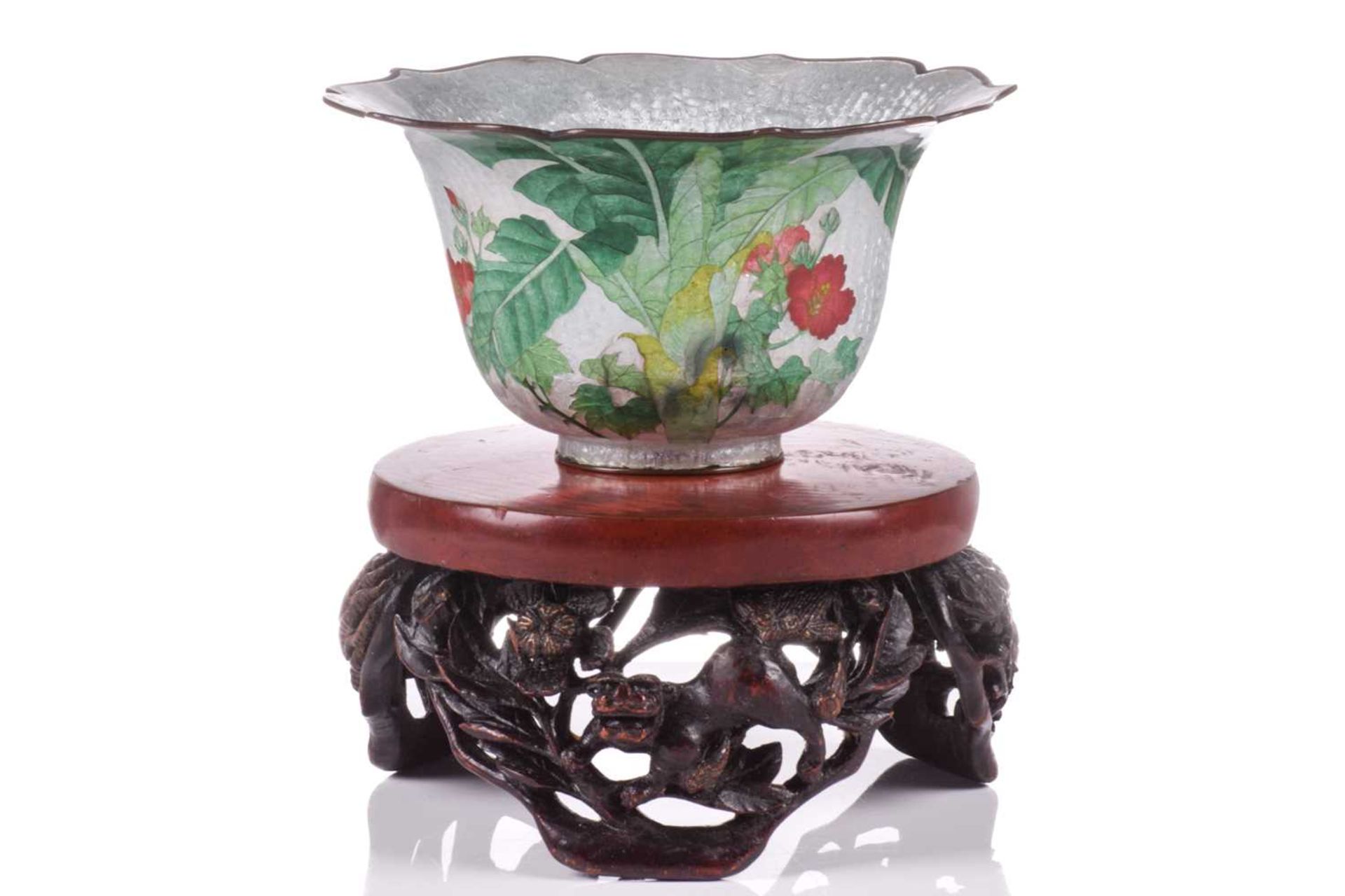 A Japanese ginbari cloisonne high sided bowl, late Meiji/Taisho, the rim of petal form bound in - Bild 2 aus 17