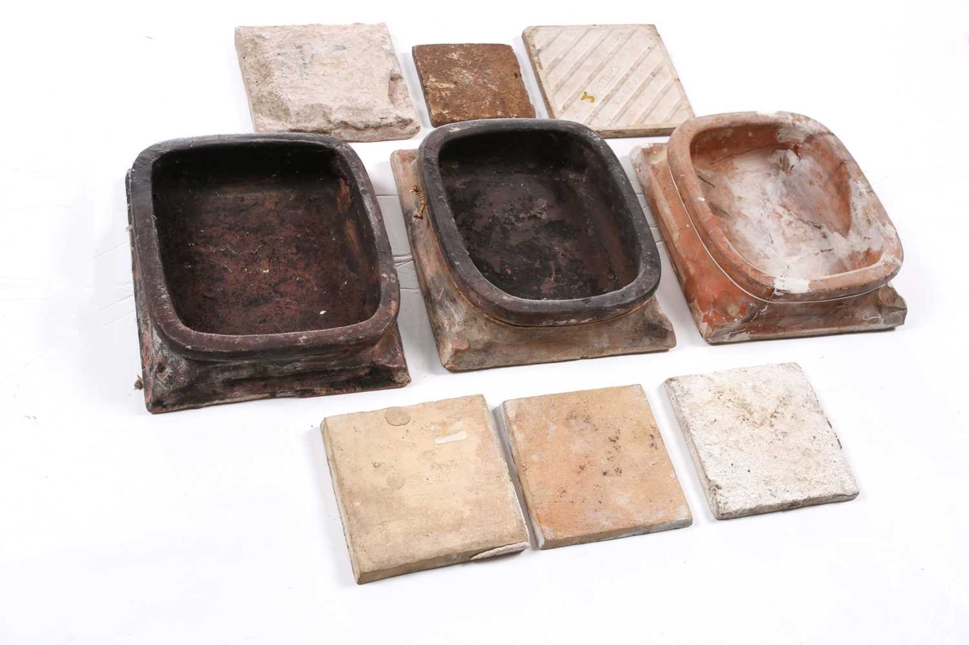 A collection of pottery tiles, comprising three Hutsul pottery stove tiles, depicting a dancing - Bild 6 aus 12