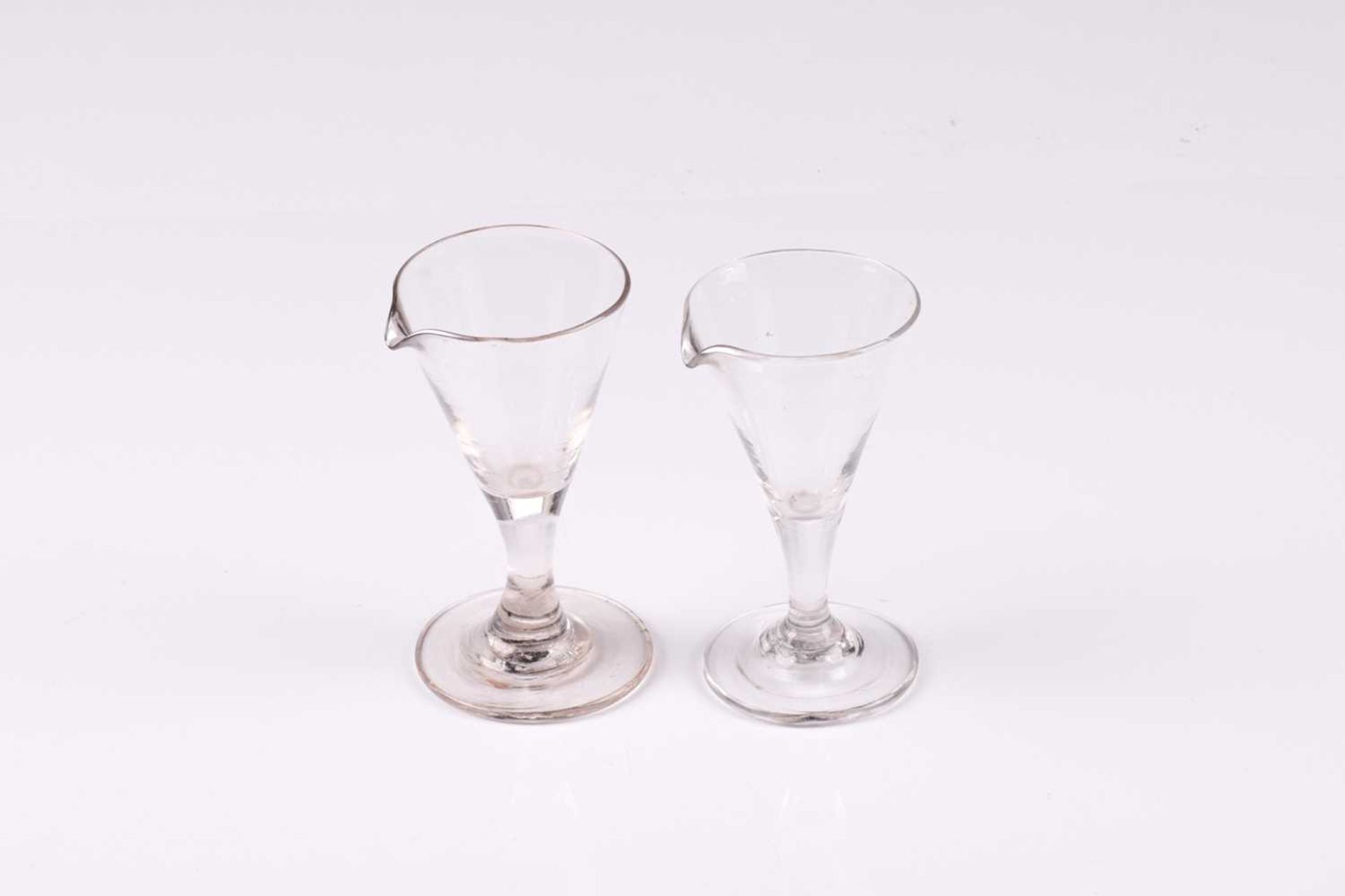 A collection of 19th century and later glasses, including custard cups, dwarf ales and other - Bild 2 aus 10