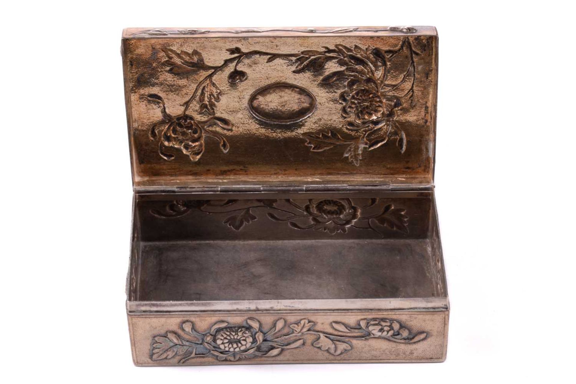 Two Chinese silver dressing table boxes, Hung Chong & Co, circa 1900, of rectangular and circular - Bild 5 aus 10