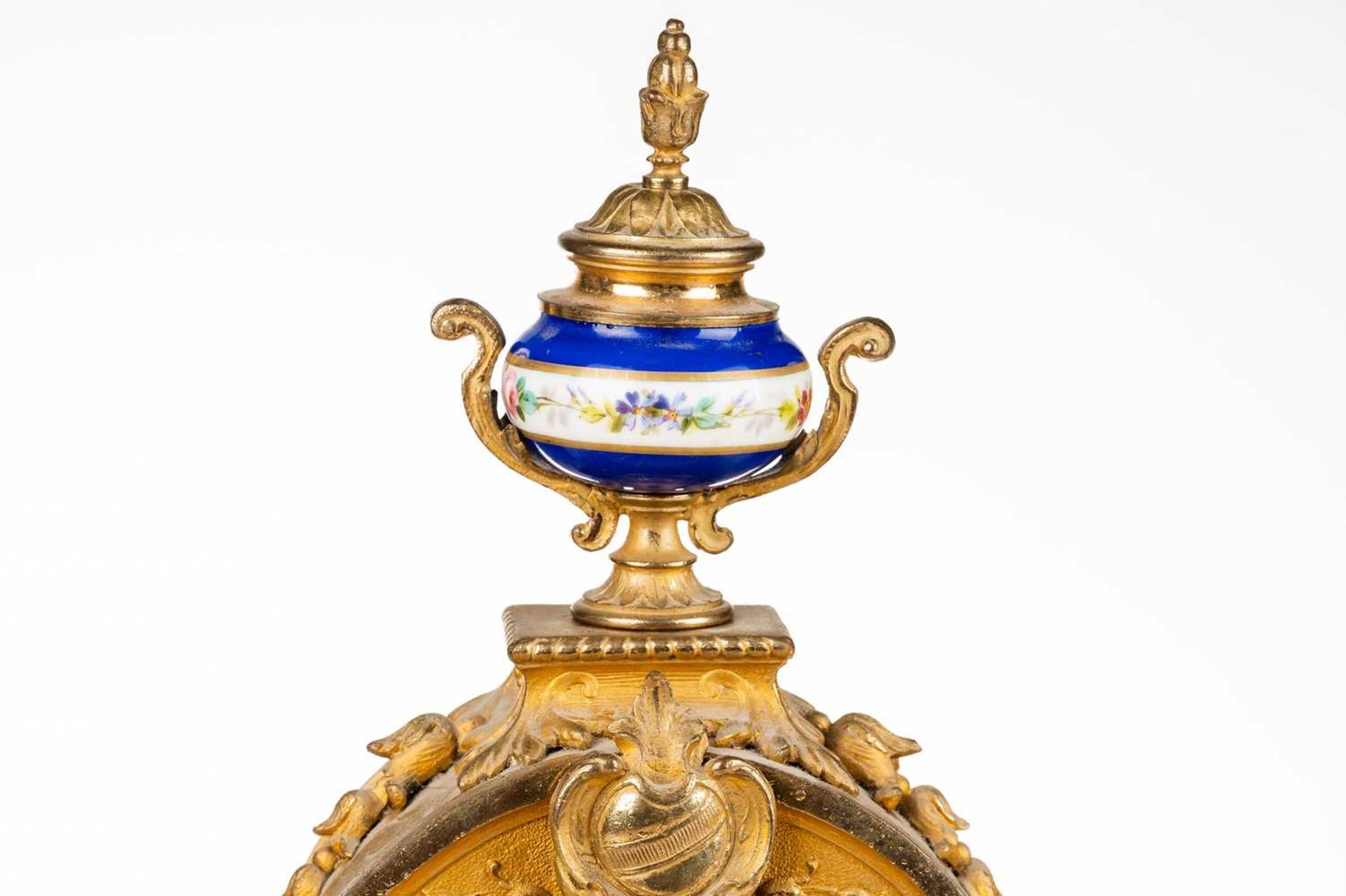 A Louis XVI-style gilt metal cased 8-day mantle clock of architectural arched form, with Sevres - Bild 4 aus 13