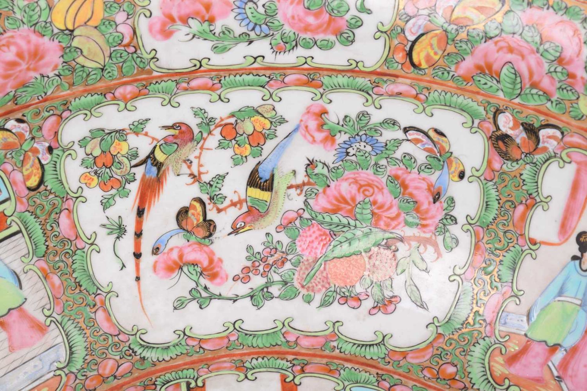 A large Cantonese 'Famille rose' enamel punch bowl, 19th century, decorated with alternating - Bild 6 aus 15