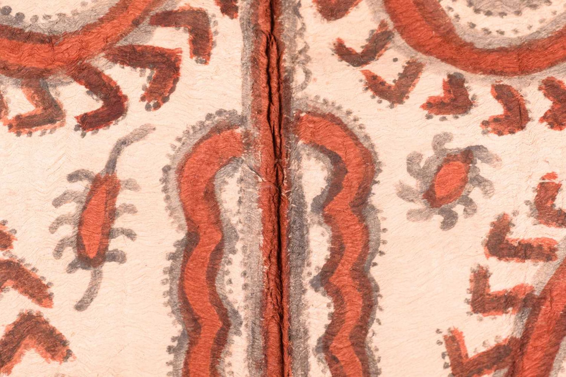 A Papua New Guinea Tapa Cloth rectangular panel worked in stylized hooked hearts and insects in - Bild 7 aus 10