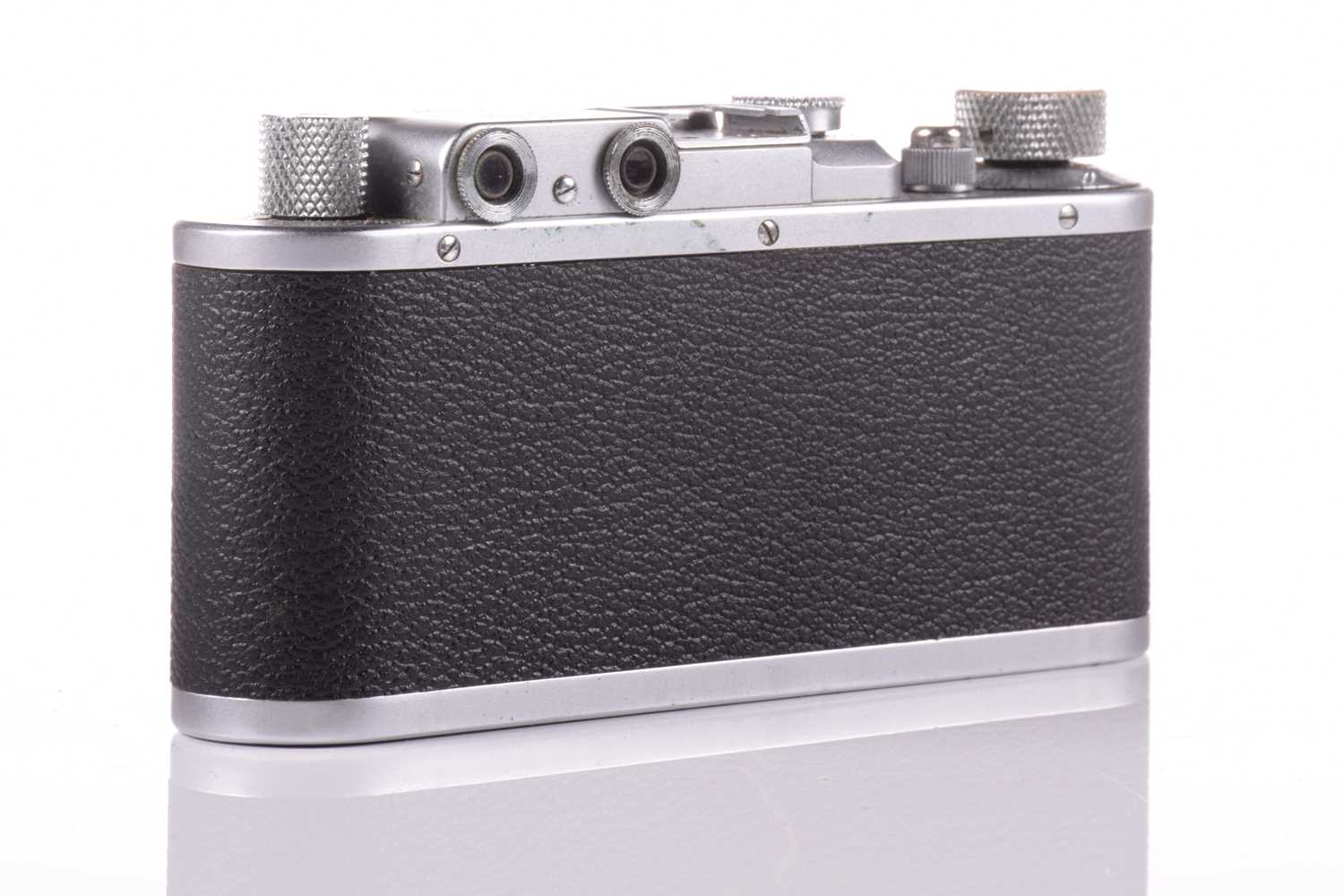 A Leitz Wetzlar Leica III Rangefinder camera, 35 mm, 1935, in original fitted leather case, serial - Image 4 of 14