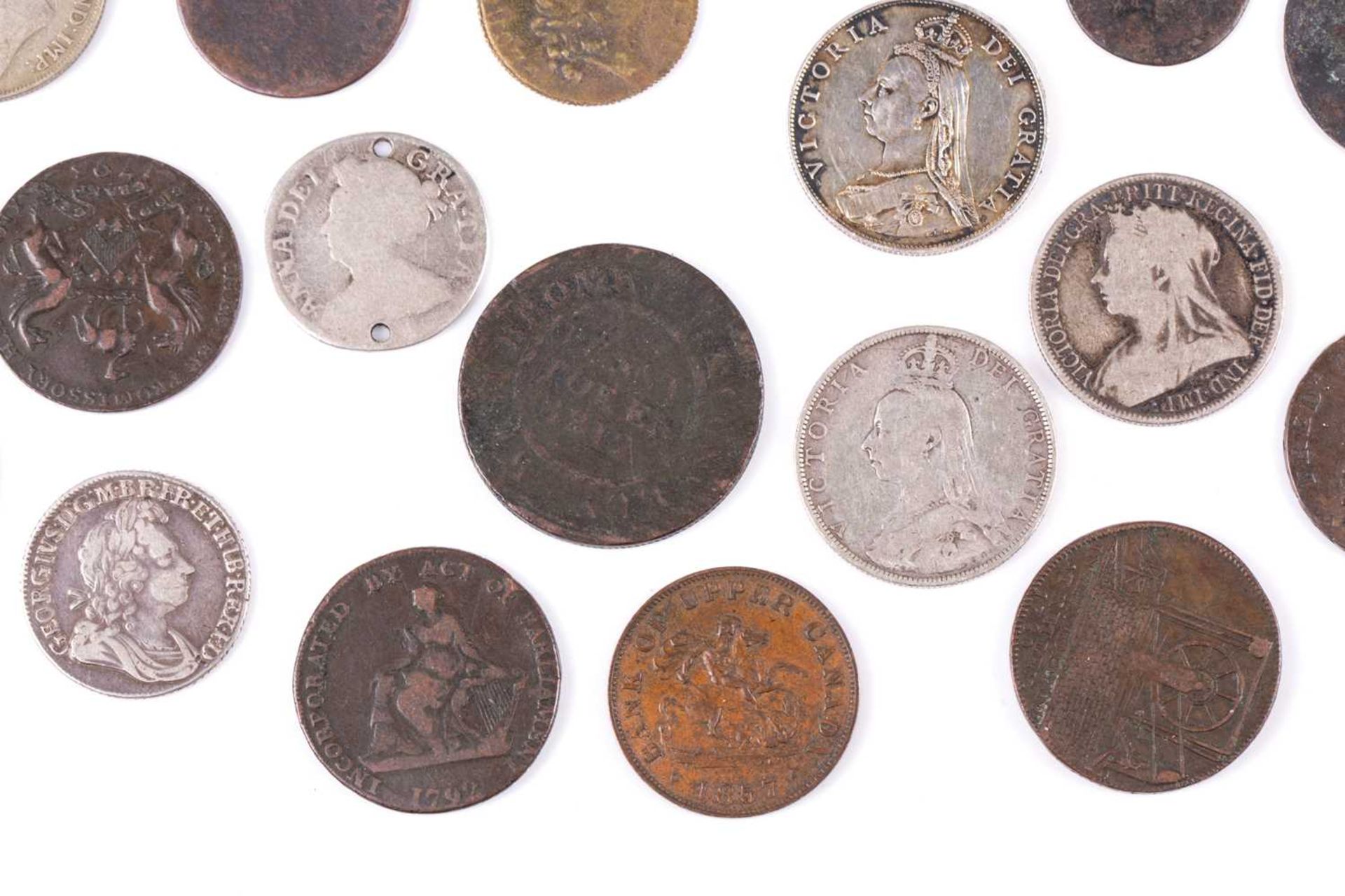 A collection of UK coins and trade tokens, comprising a Charles I 20 shilling coin weight, a William - Bild 2 aus 12