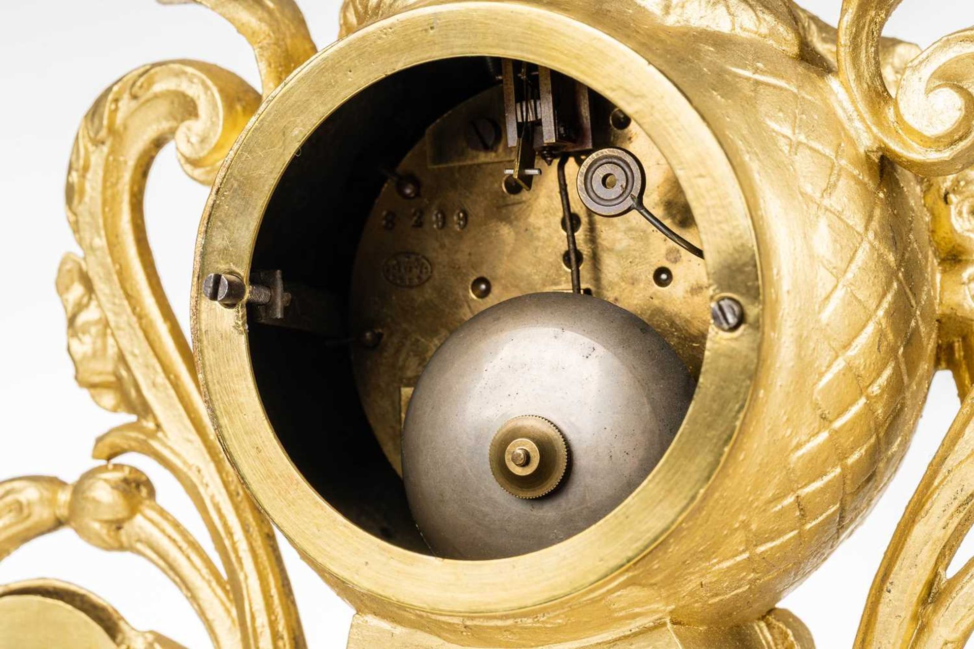 A Louis XVI-style 8-day gilt metal mantle clock, late 19th century, the architectural case set - Bild 8 aus 15