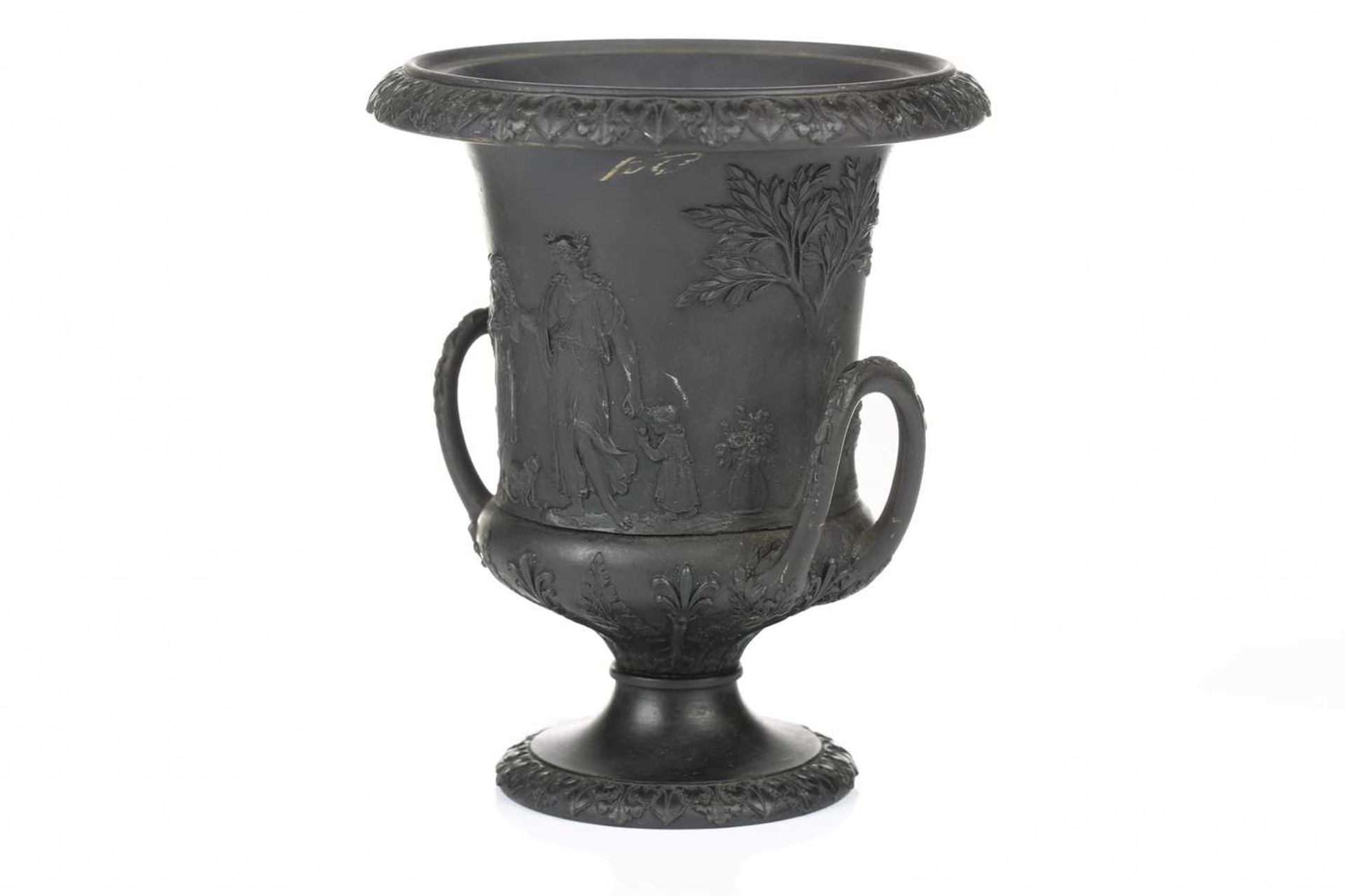 A 19th century Wedgwood black basalt urn of Campagna form, relief decorated with neo-classical - Bild 4 aus 11