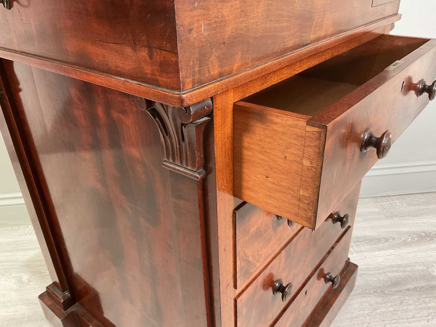 An early Victorian mahogany Davenport desk with a sliding leather inset and fitted top section above - Image 5 of 7