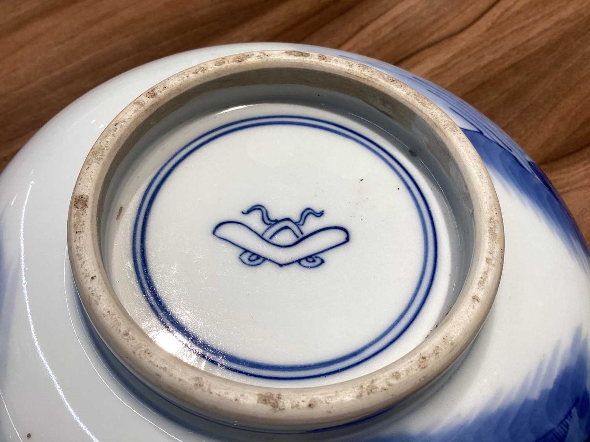 A Chinese blue and white Kangxi style porcelain bowl, with a slightly everted rim painted with - Bild 13 aus 20