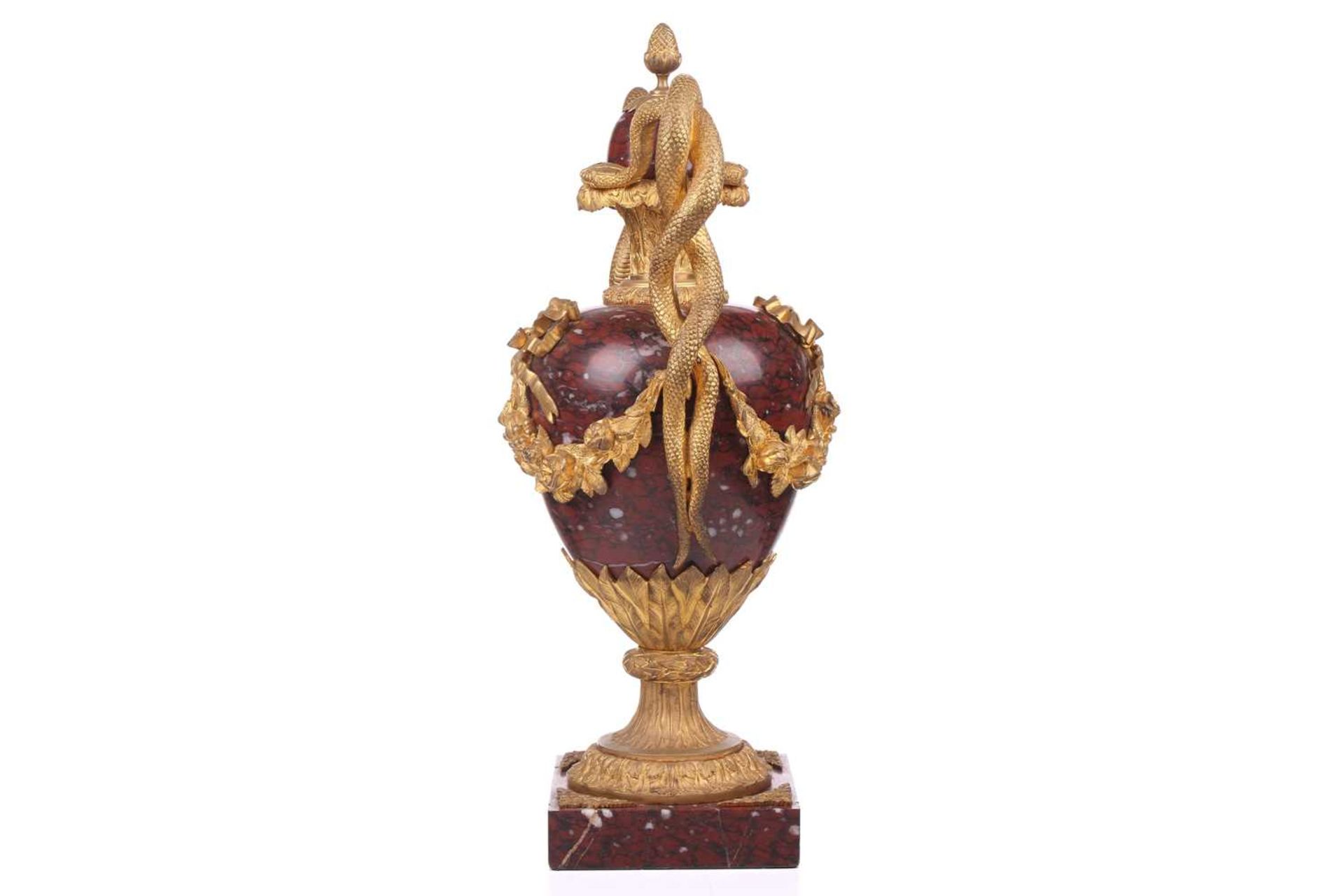A pair of fine large Napoleon III rouge marble and ormolu serpent-handled urns and covers, each body - Bild 15 aus 31