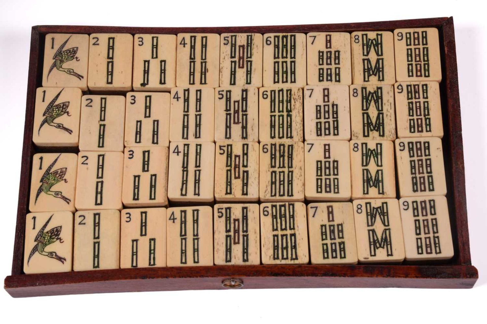 A Chinese Mahjong set, late Qing/early 20th century, complete with numerous bone sticks and bamboo - Bild 6 aus 18