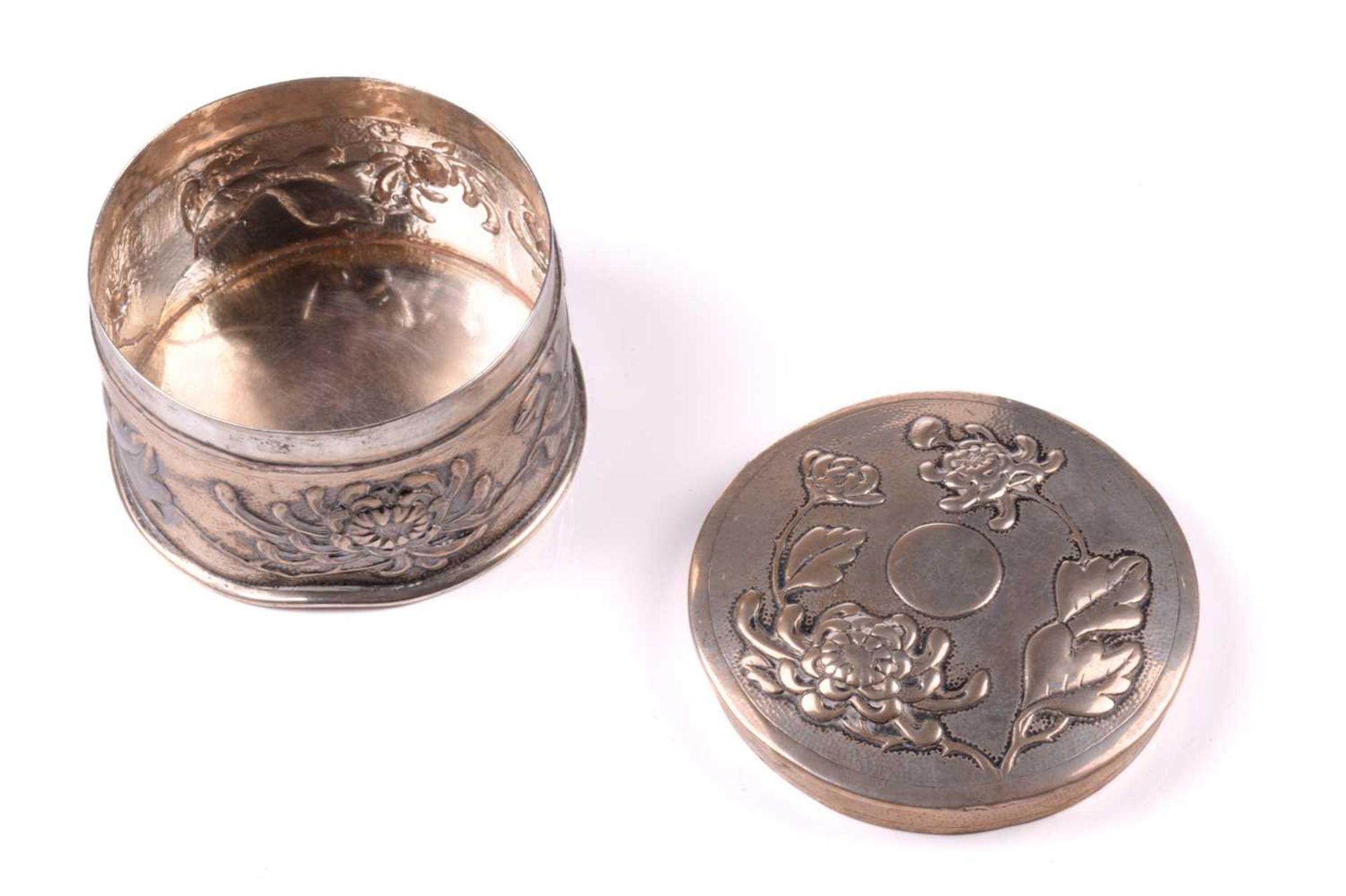 Two Chinese silver dressing table boxes, Hung Chong & Co, circa 1900, of rectangular and circular - Bild 9 aus 10