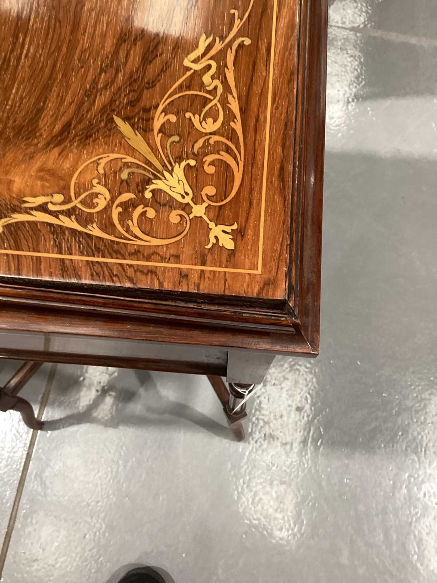 A pair of Edwardian rectangular figured rosewood jardiniere/ wine cooler tables, possibly by Edwards - Bild 15 aus 16