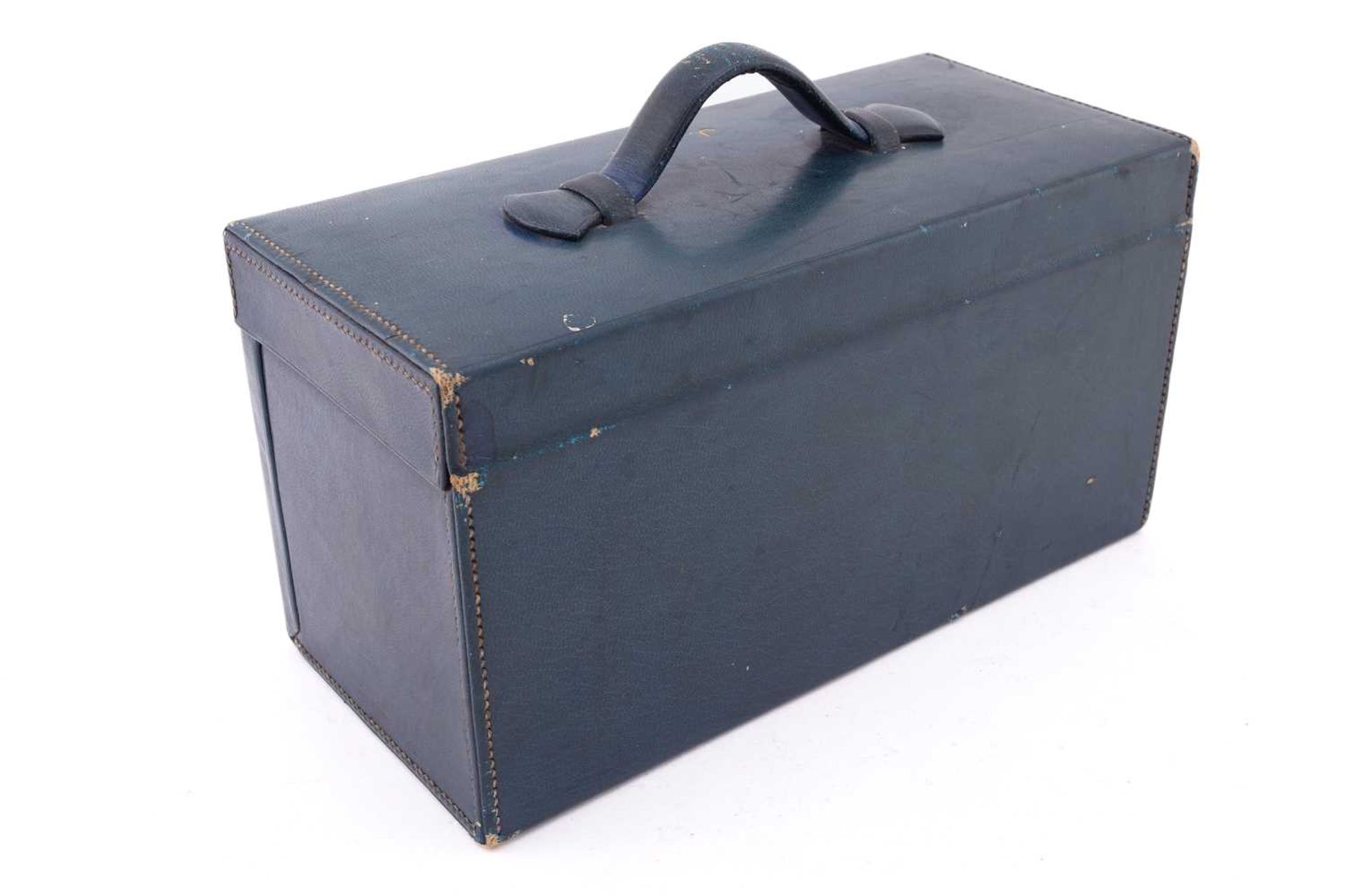 Goldsmiths and Silversmiths Co: an early 20th-century blue leather lady's travelling case, - Bild 12 aus 12