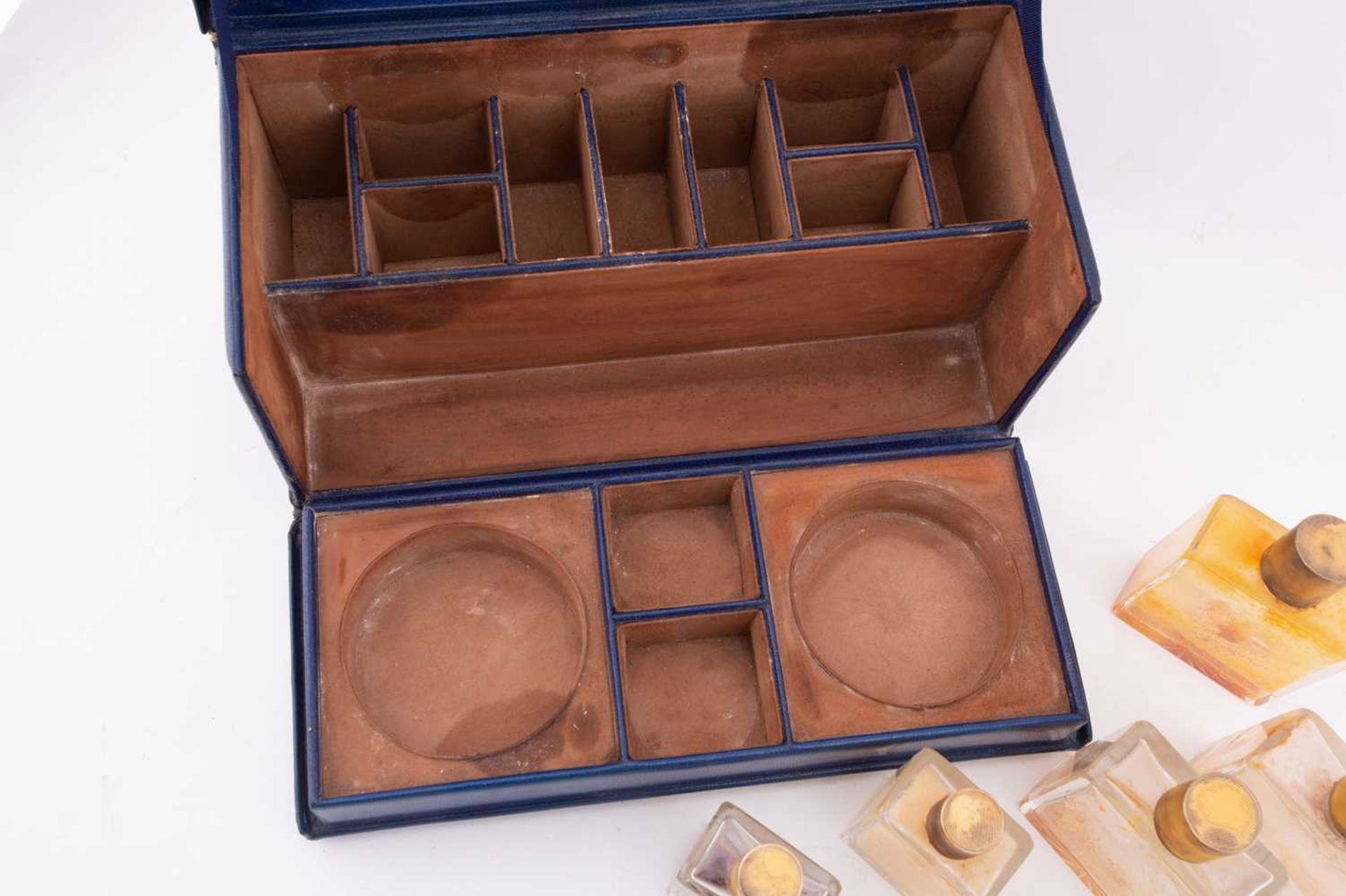 Goldsmiths and Silversmiths Co: an early 20th-century blue leather lady's travelling case, - Bild 4 aus 12