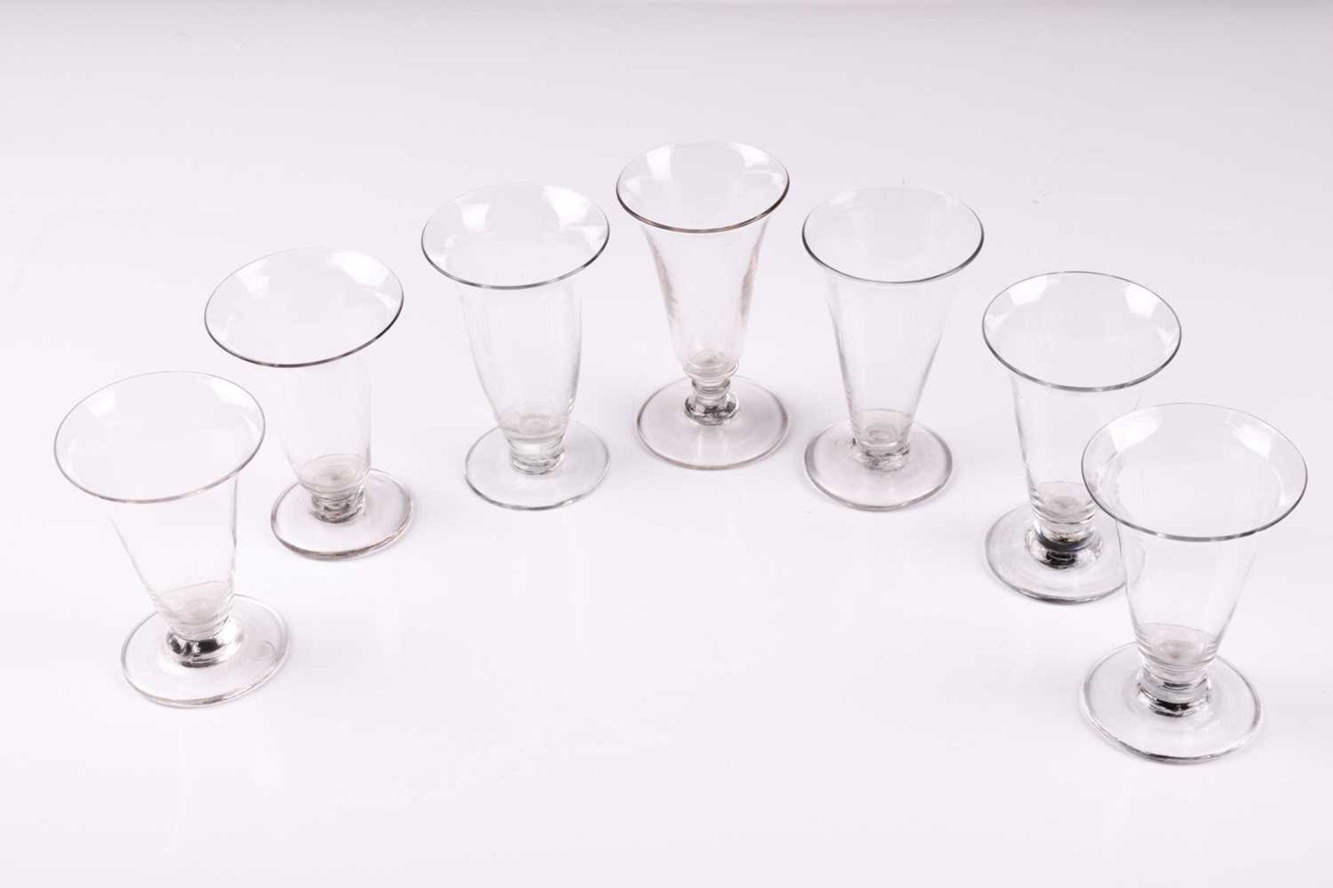 A collection of 19th century and later glasses, including custard cups, dwarf ales and other - Bild 7 aus 10