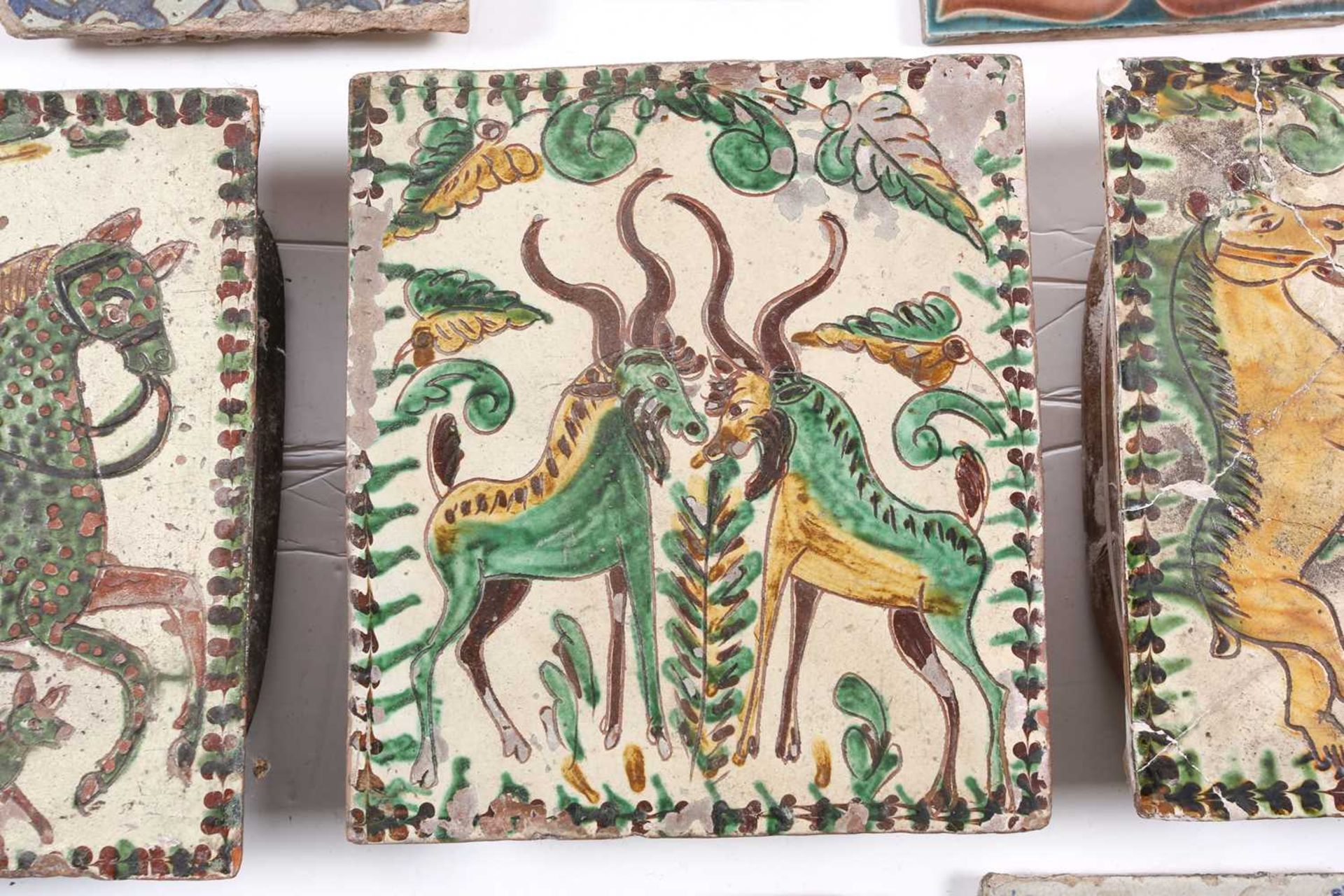 A collection of pottery tiles, comprising three Hutsul pottery stove tiles, depicting a dancing - Bild 12 aus 12