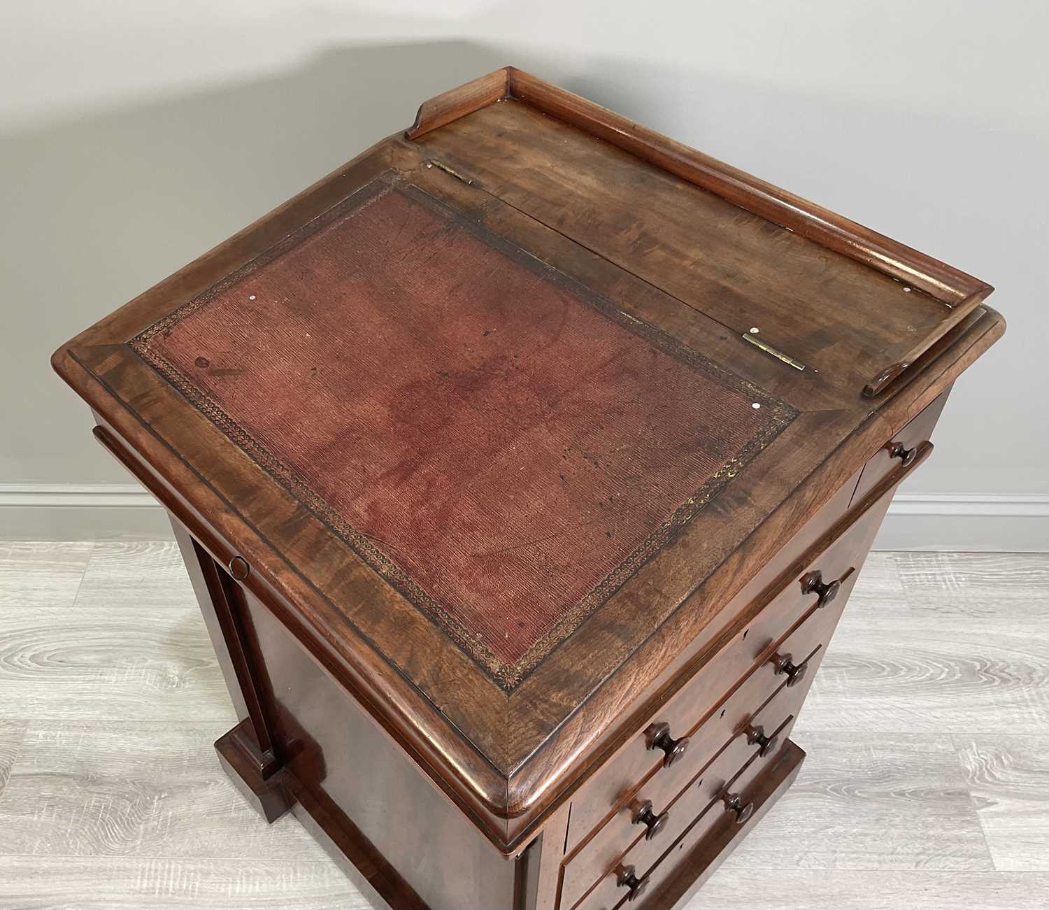 An early Victorian mahogany Davenport desk with a sliding leather inset and fitted top section above - Image 4 of 7