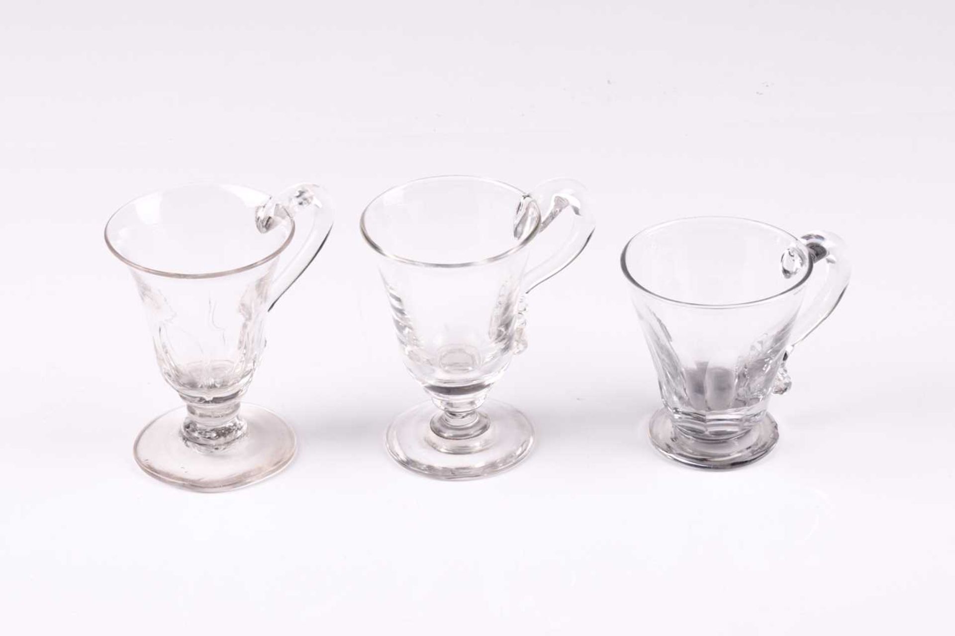 A collection of 19th century and later glasses, including custard cups, dwarf ales and other - Bild 10 aus 10