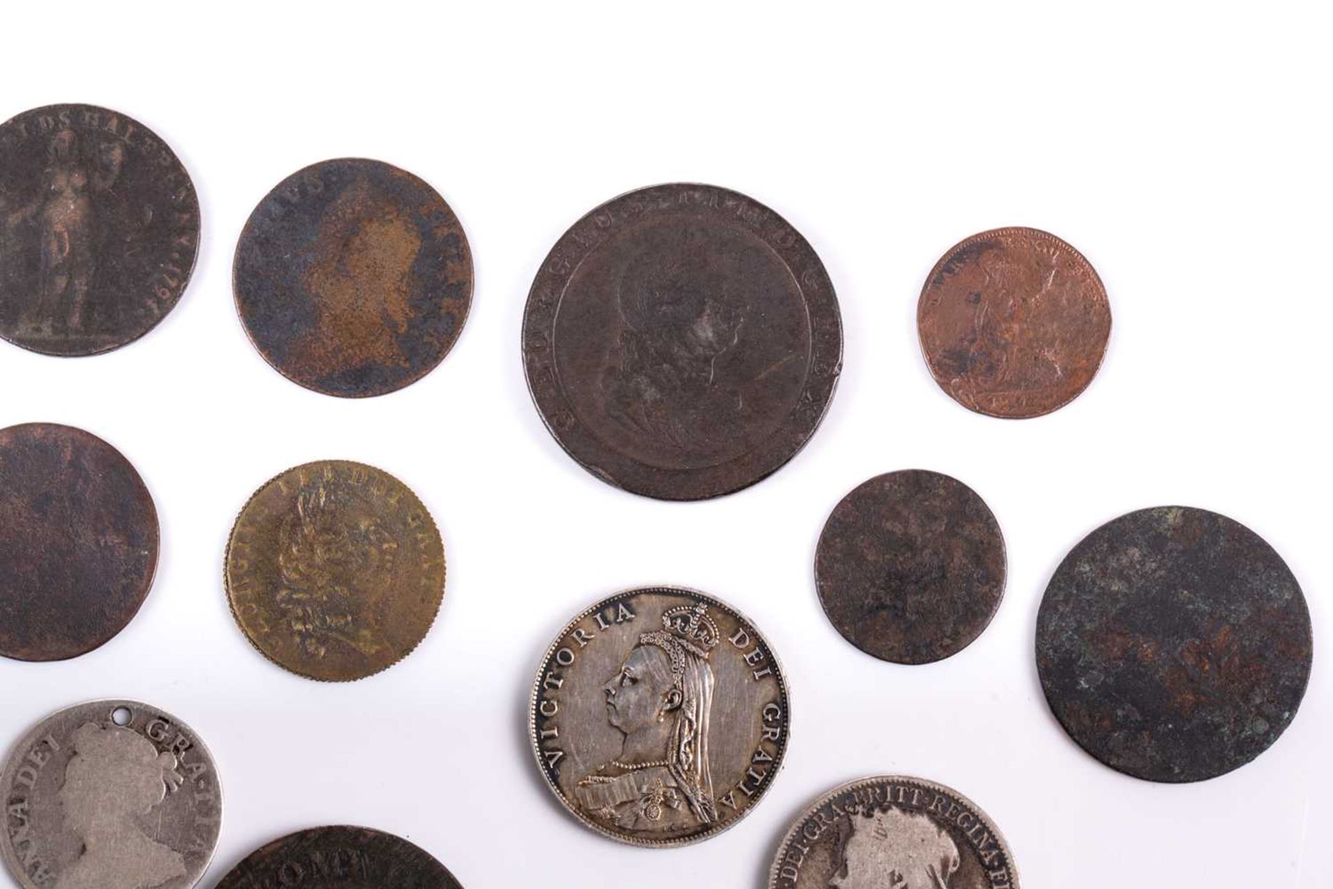 A collection of UK coins and trade tokens, comprising a Charles I 20 shilling coin weight, a William - Bild 4 aus 12