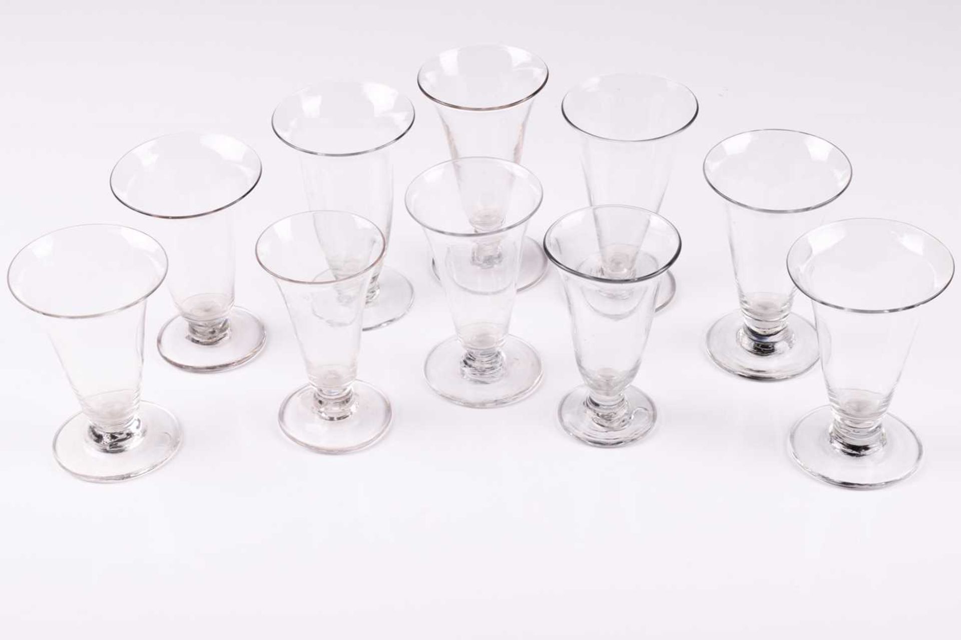 A collection of 19th century and later glasses, including custard cups, dwarf ales and other - Bild 4 aus 10