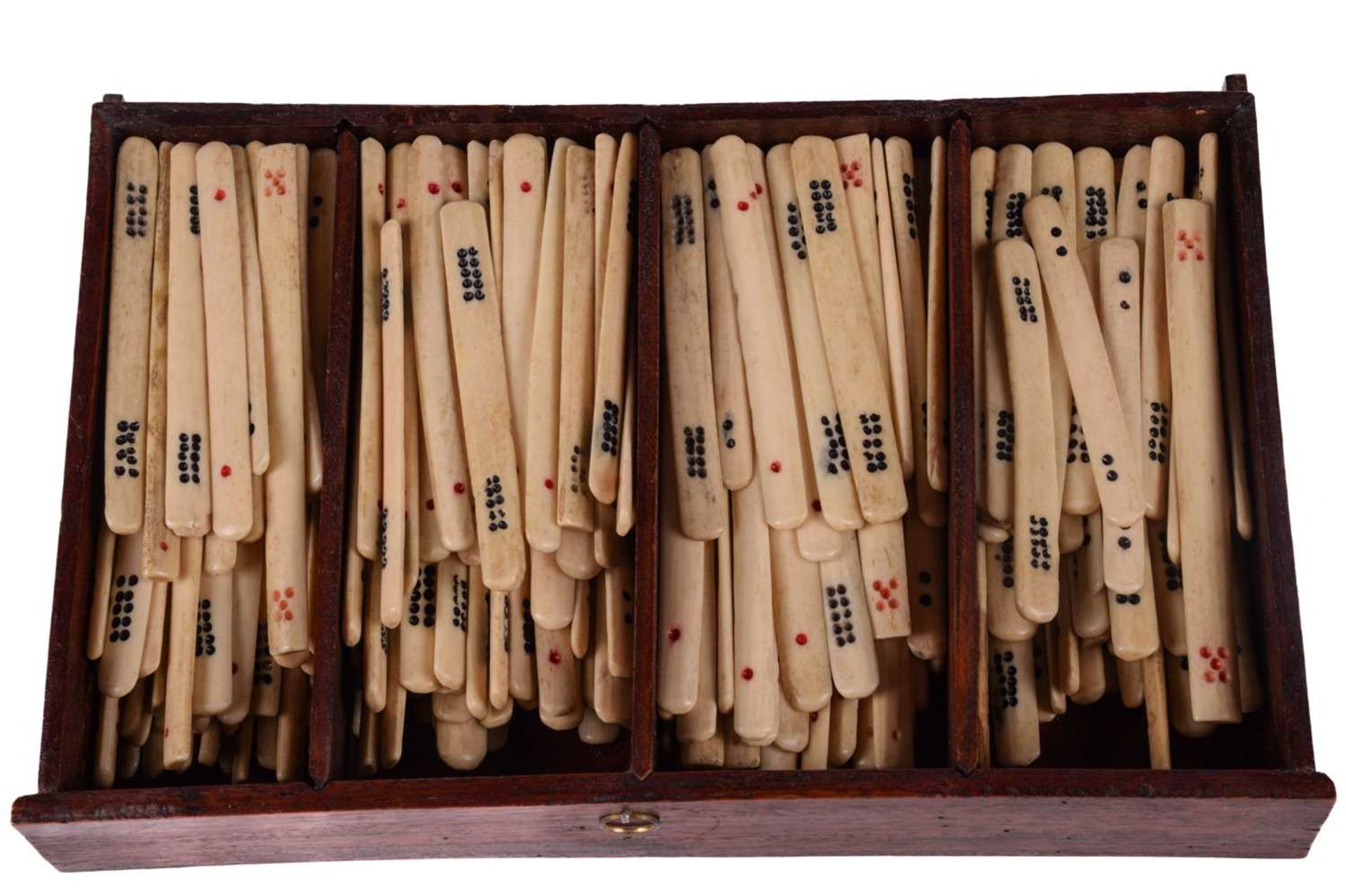 A Chinese Mahjong set, late Qing/early 20th century, complete with numerous bone sticks and bamboo - Bild 10 aus 18