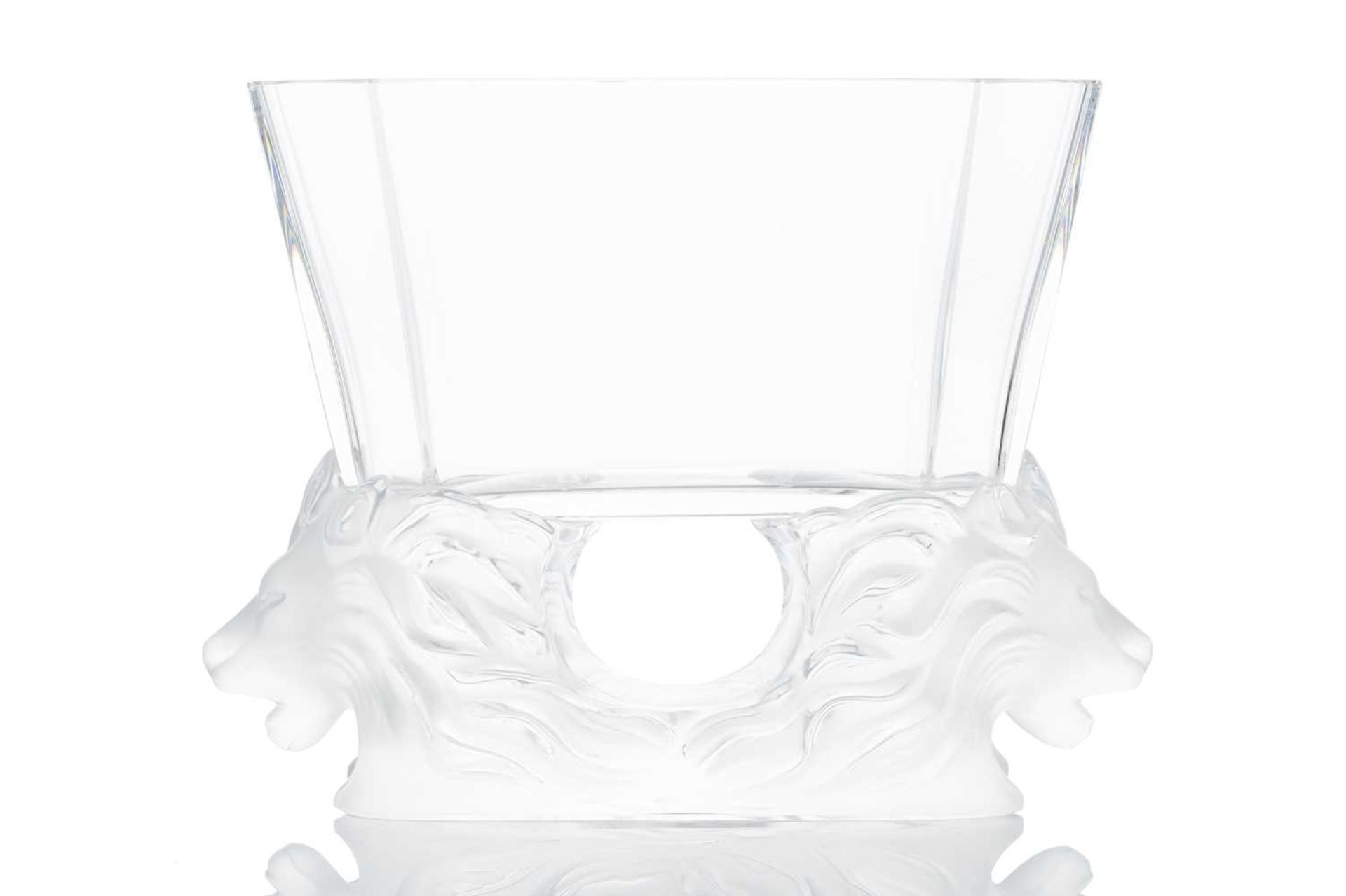 A Lalique frosted and clear glass 'Venise' vase, with lion heads in profile, etched 'Lalique France' - Bild 5 aus 9