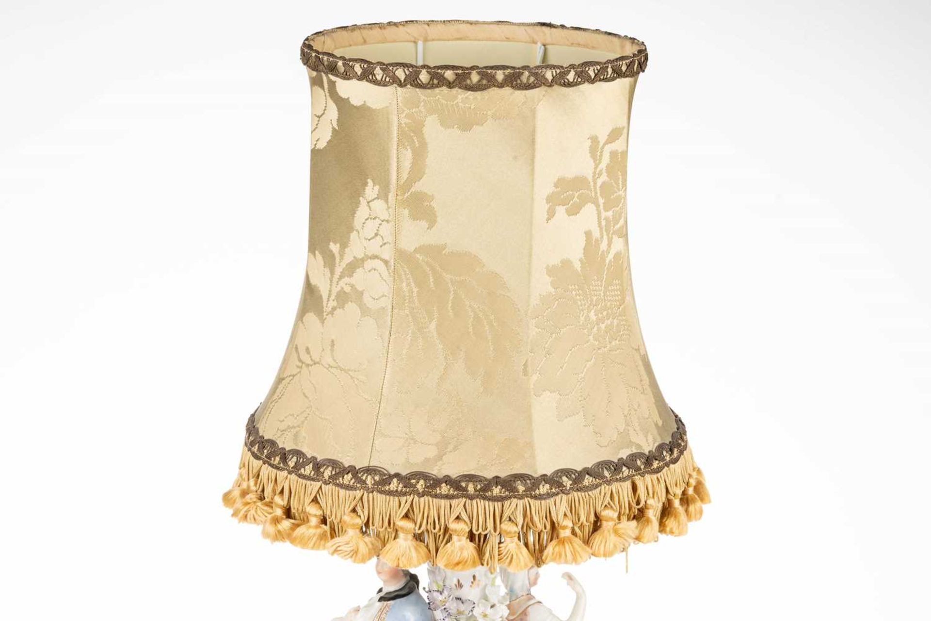 An early 20th-century Potschapel figural porcelain table lamp, modelled as a lady and gallant in - Bild 7 aus 8