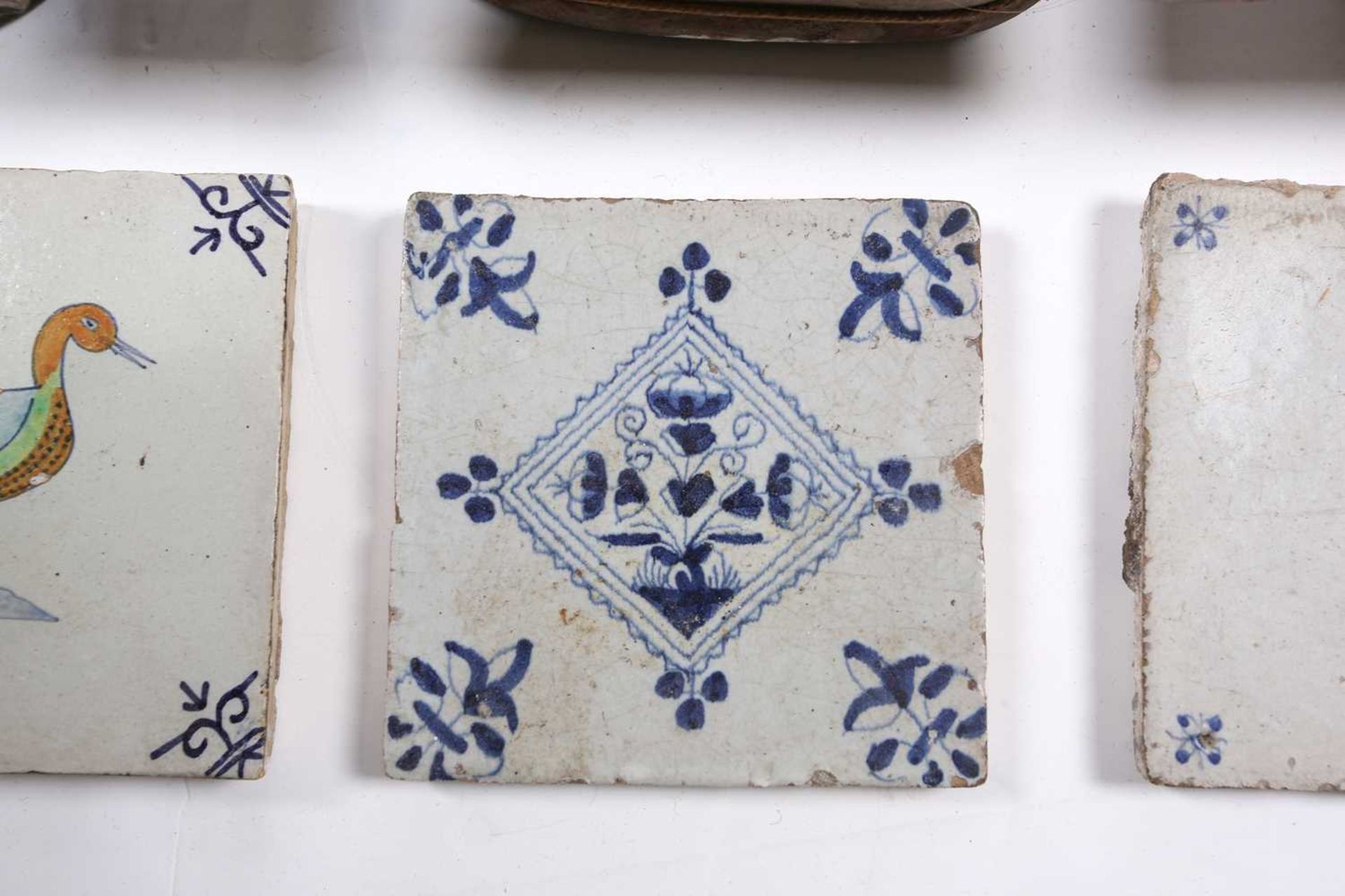 A collection of pottery tiles, comprising three Hutsul pottery stove tiles, depicting a dancing - Bild 8 aus 12