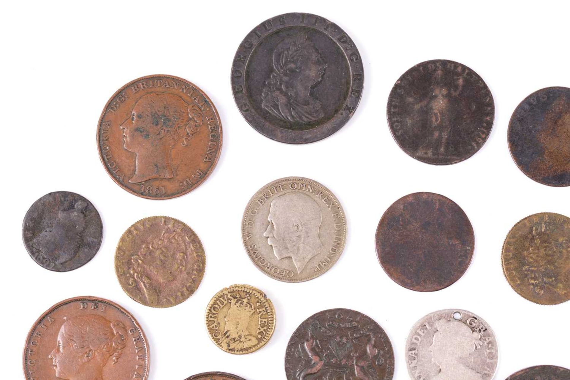 A collection of UK coins and trade tokens, comprising a Charles I 20 shilling coin weight, a William - Bild 5 aus 12