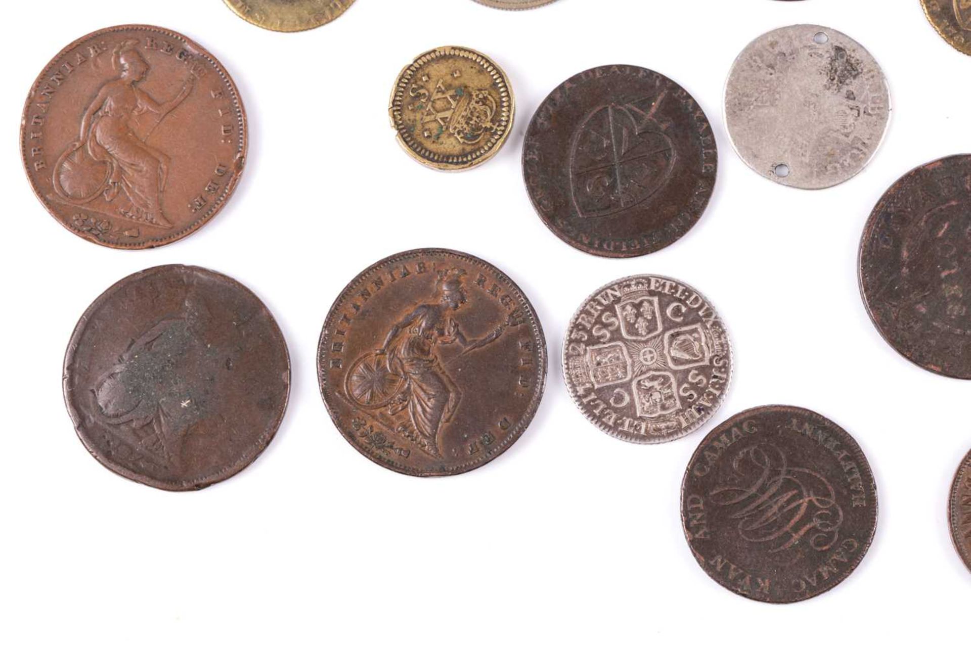 A collection of UK coins and trade tokens, comprising a Charles I 20 shilling coin weight, a William - Bild 10 aus 12